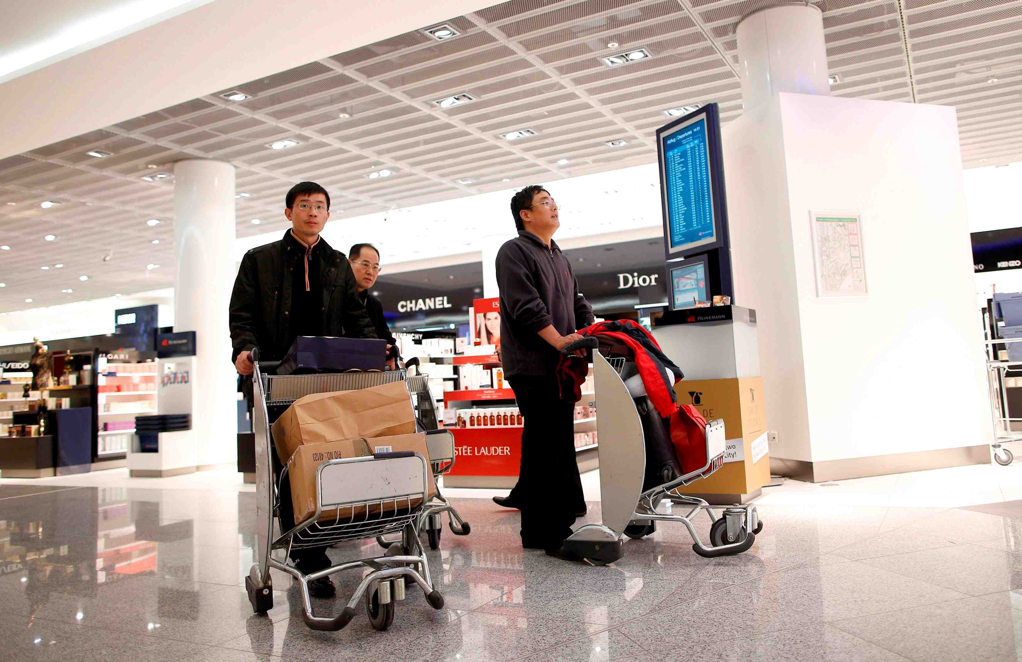 Premier repli des achats effectues par les touristes chinois dans le luxe