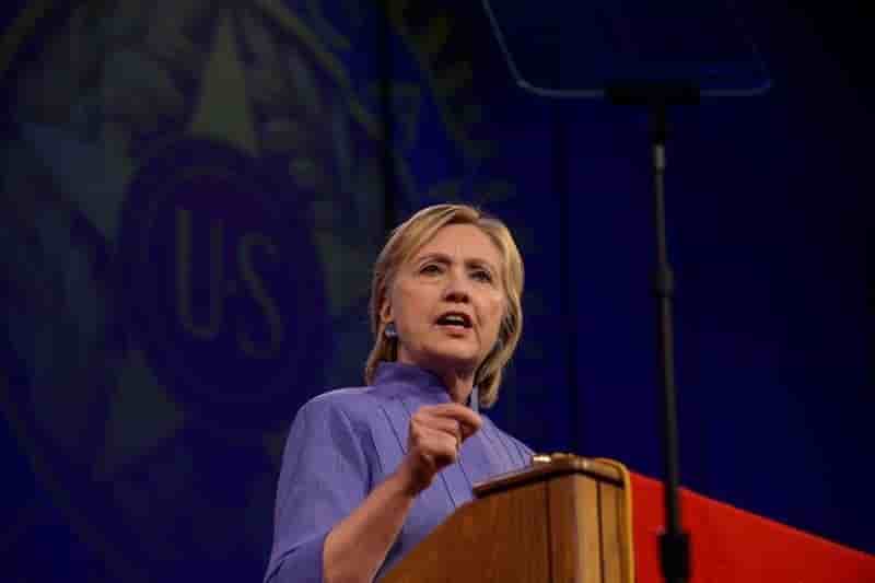 Hillary clinton tend la main aux republicains decus par donald trump