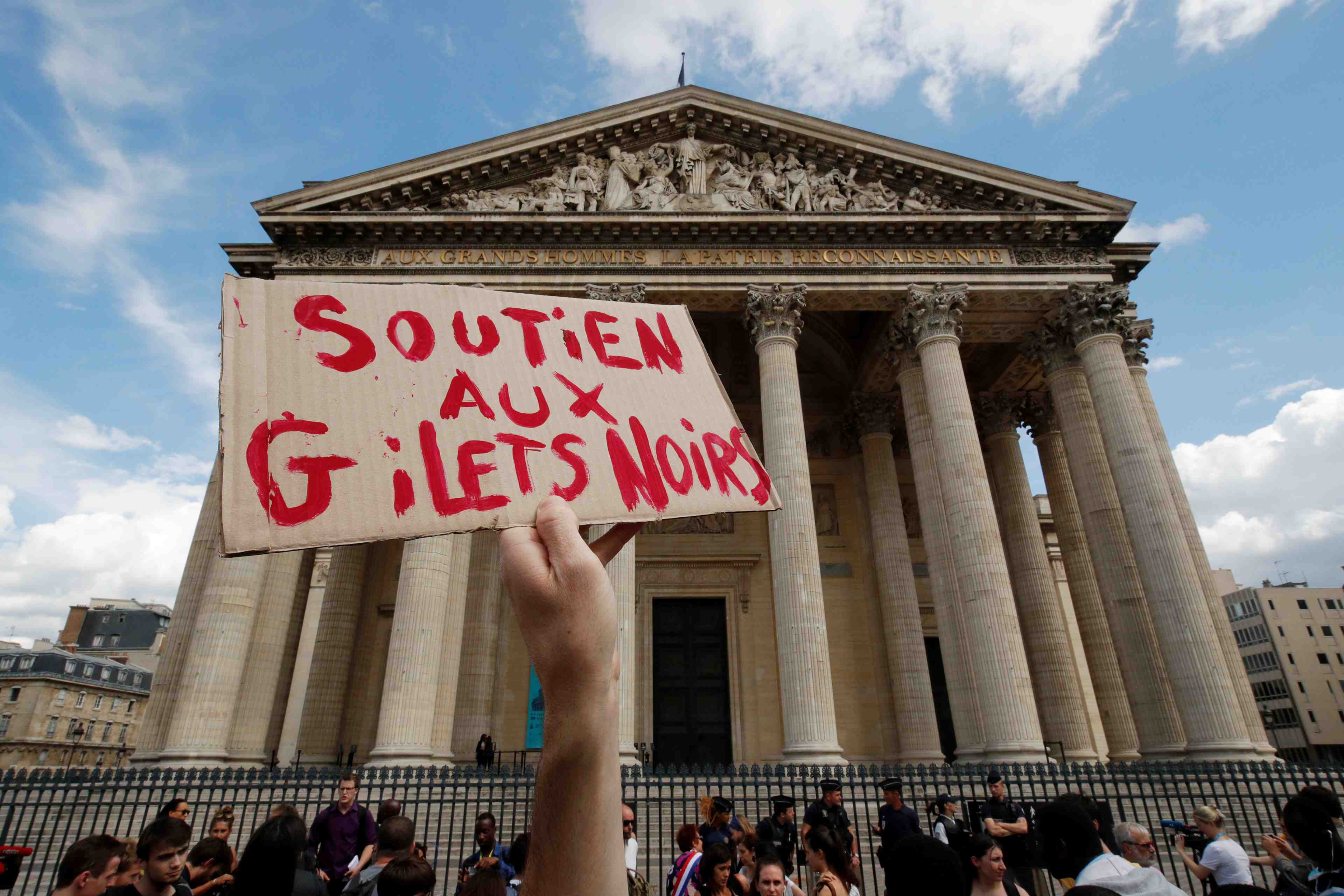 France: des sans-papiers occupent le pantheon