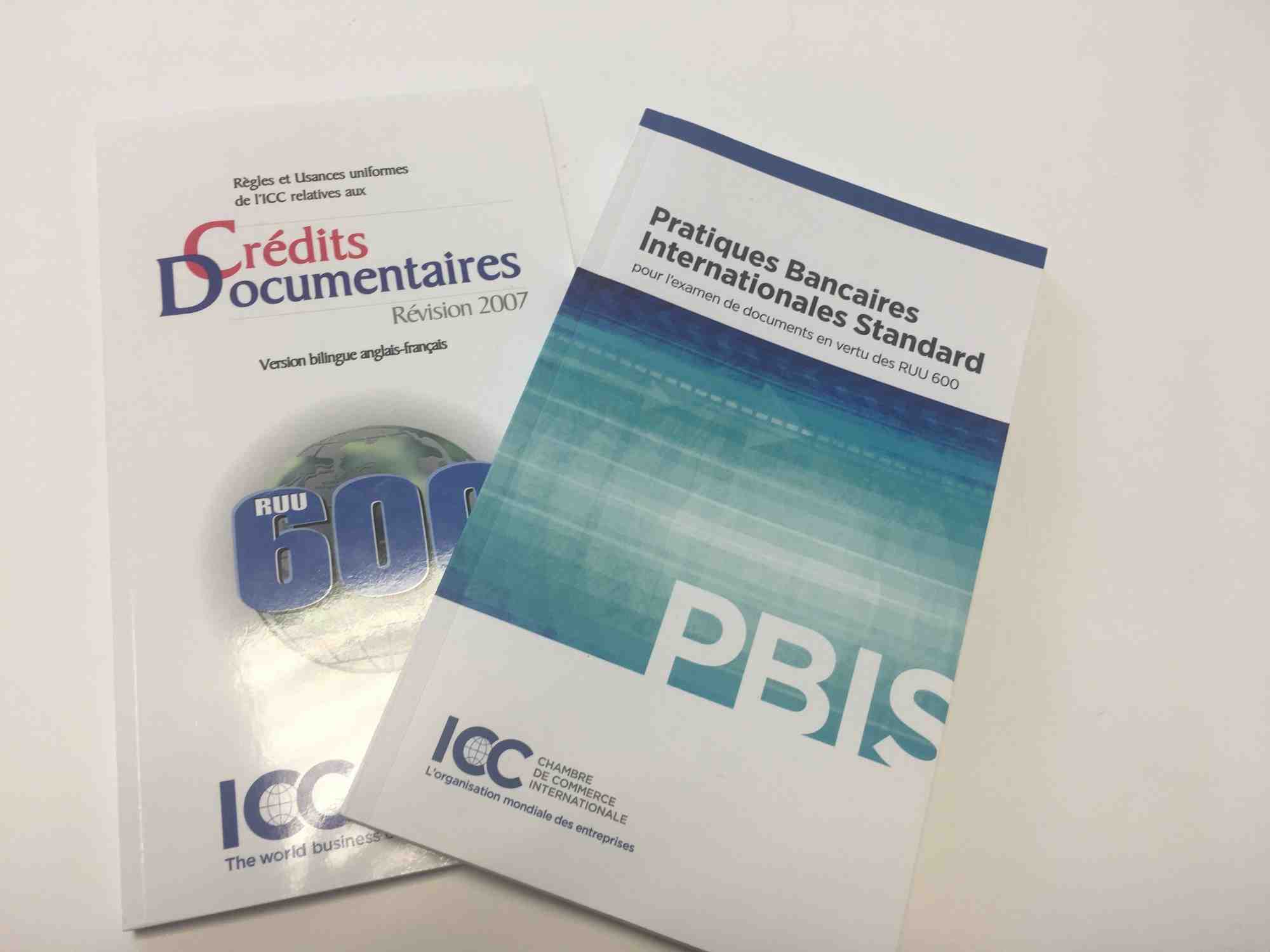 Aujourd'hui, le crédit documentaire est régi par les Règles et usances uniformes (RUU) de la Chambre de Commerce Internationale (CCI).
