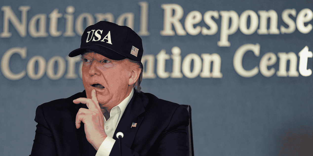 Donald Trump, le 1er septembre 2019, au siège de l’Agence fédérale des situations d'urgence, venu s'informer de l'évolution des dégâts créés par l'ouragan Dorian.