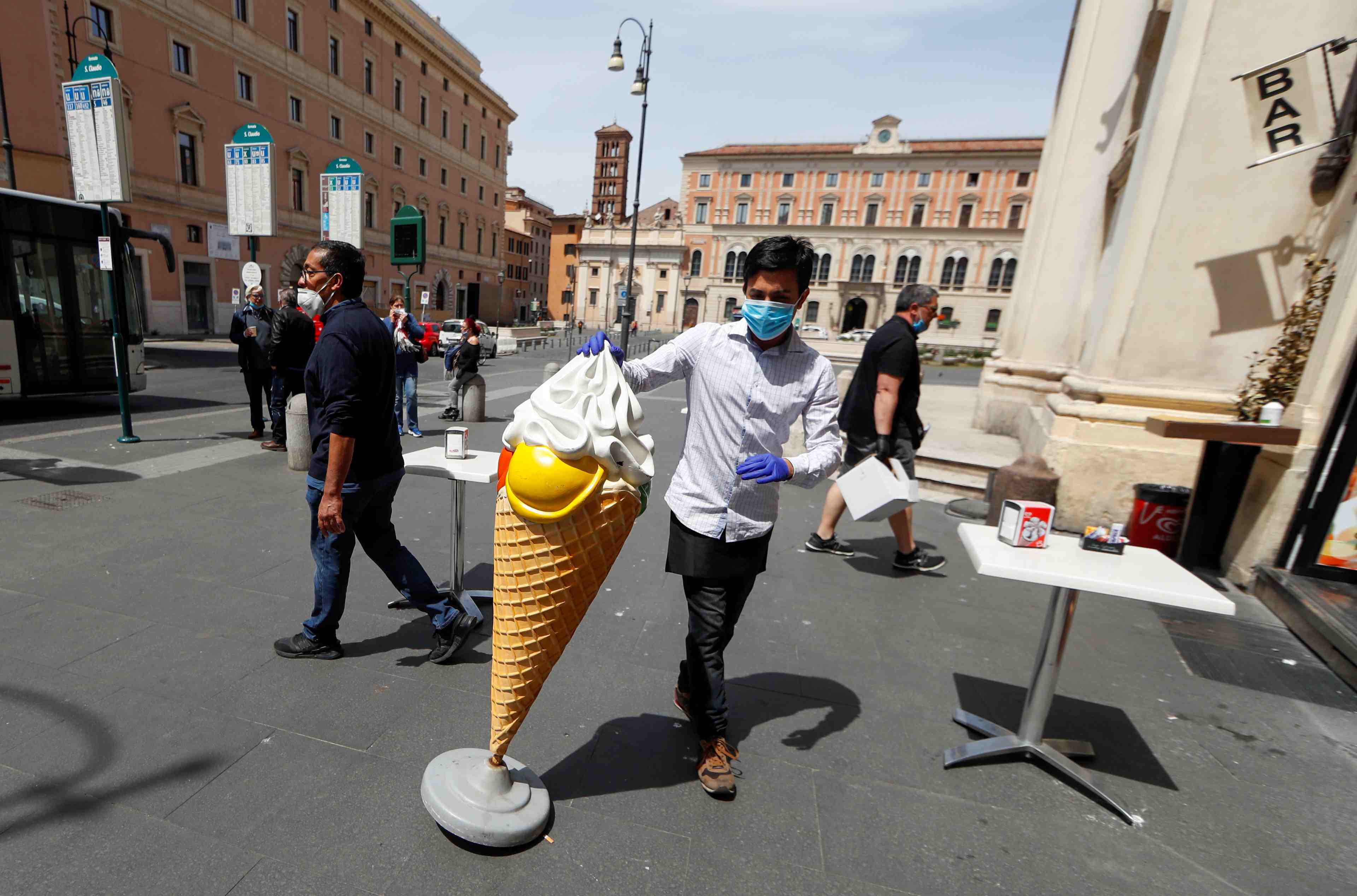 Coronavirus: nouvelle hausse du nombre de deces en italie, les nouveaux cas en baisse