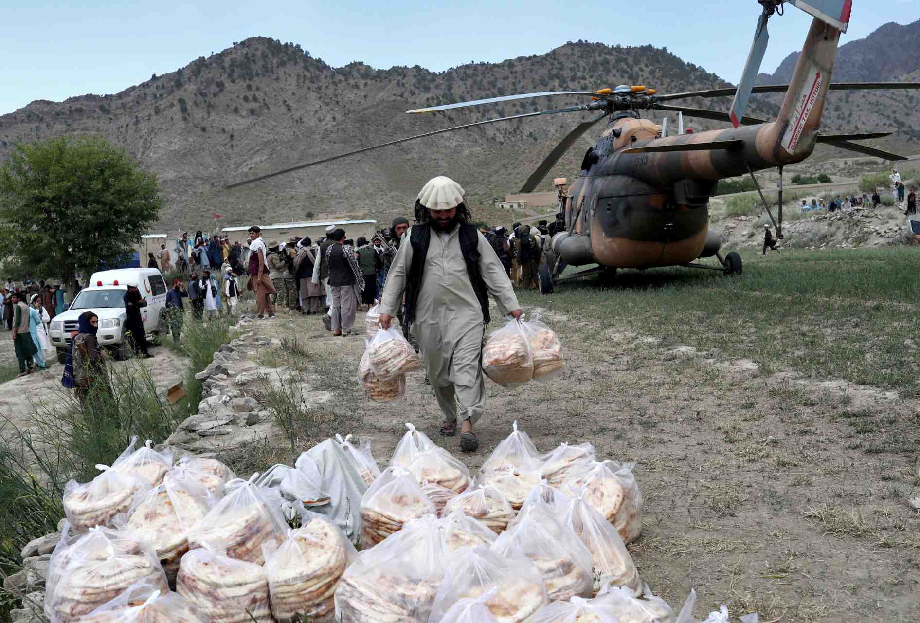 L'aide arrive avec difficultes dans la zone du seisme