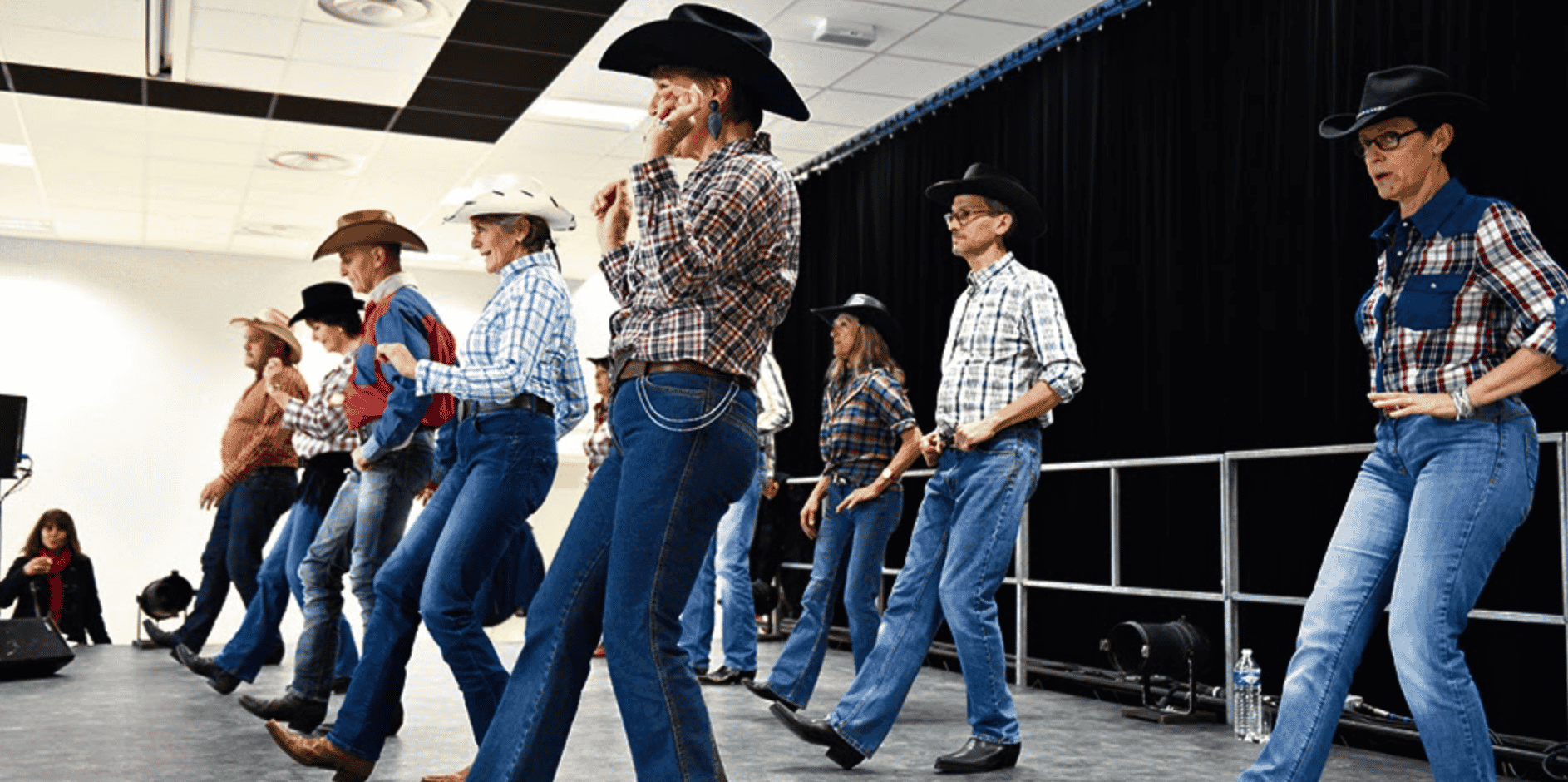 Un club de country fait une démonstration de danse dans le village de Colomars (Alpes-Maritimes).