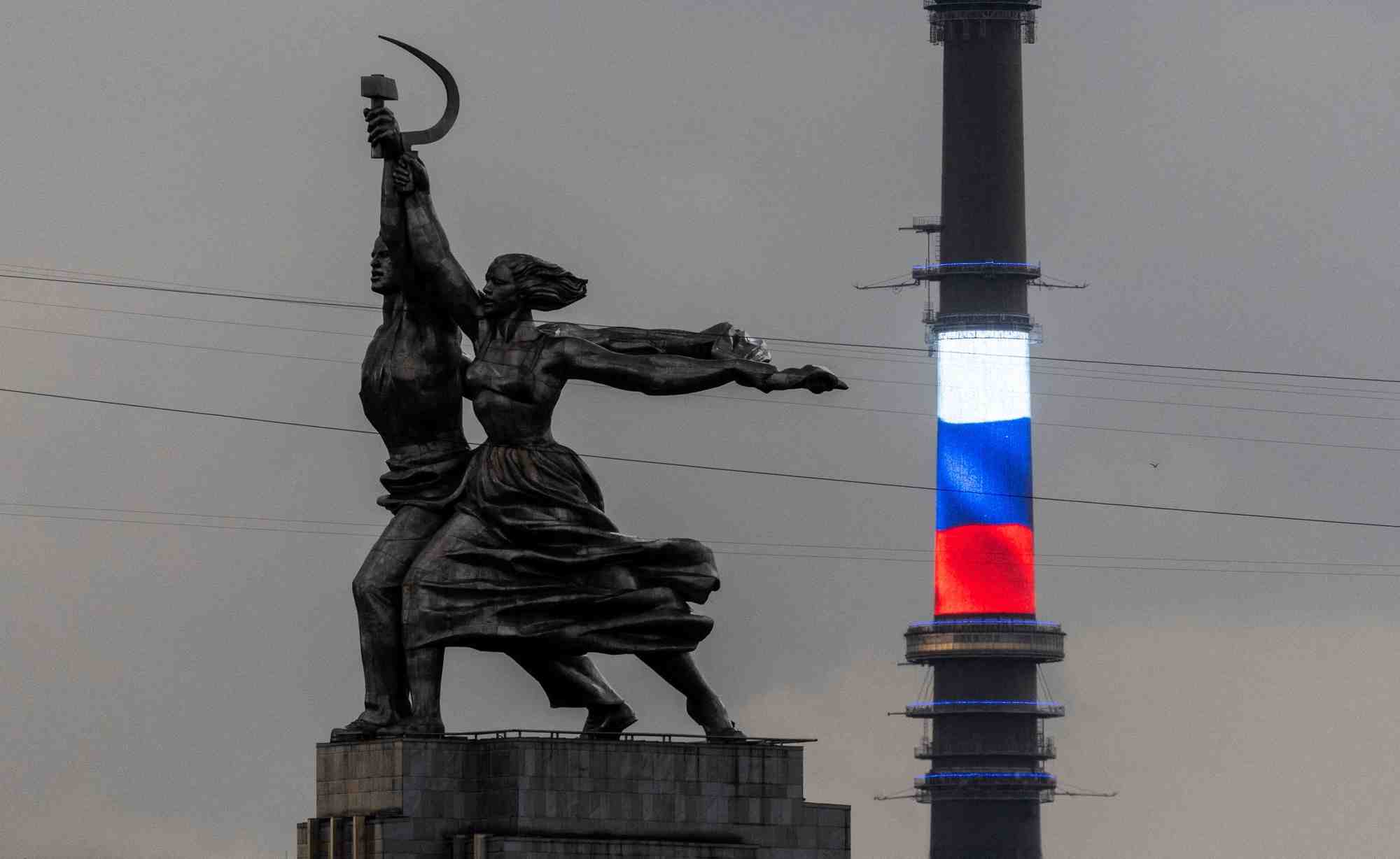 La sculpture « l'ouvrier et la kolkhozienne » a cote d'un drapeau national russe