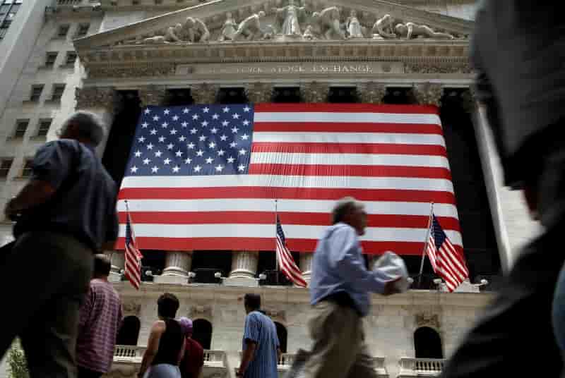 Wall Street ouvre en légère baisse après l'emploi privé