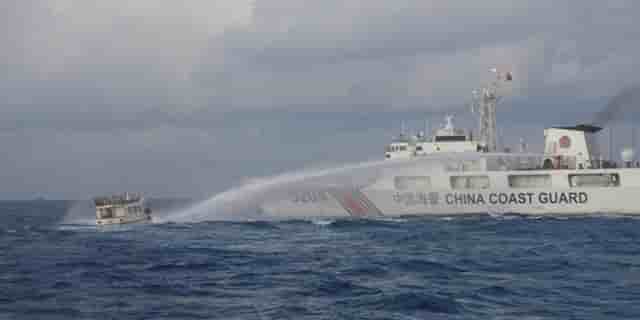 Des navires chinois tirant au canon à eau sur des bateaux philippins au mois de décembre.