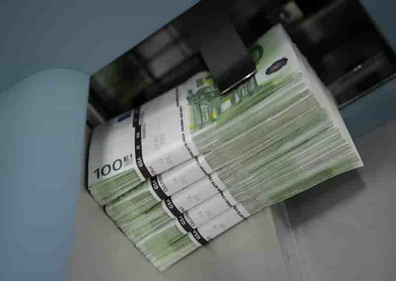 Rome réduit ses prévisions mais veut contenir son déficit