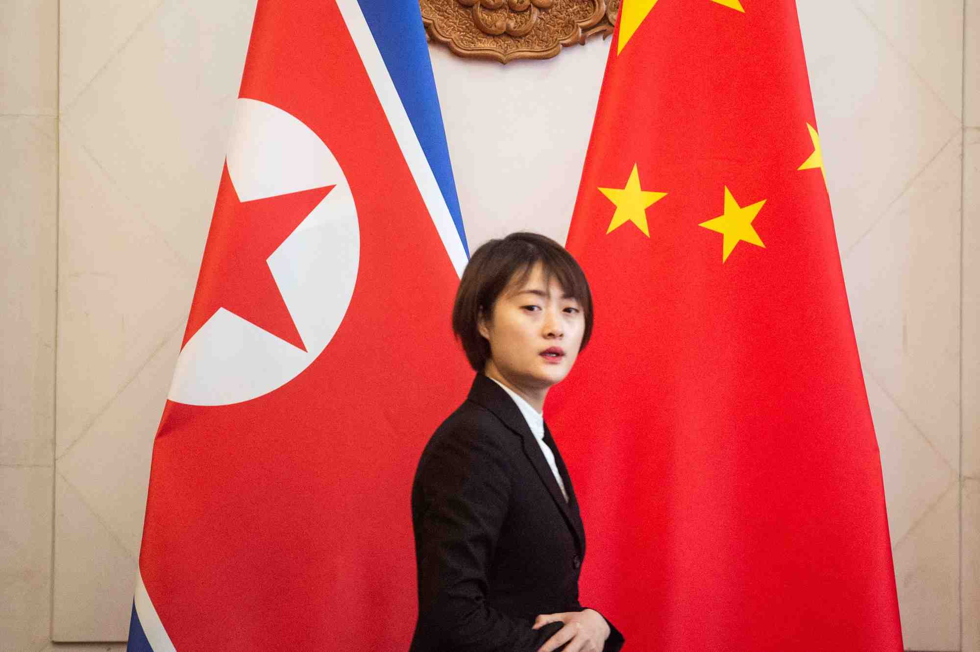 Photo des drapeaux nord-coreens et chinois