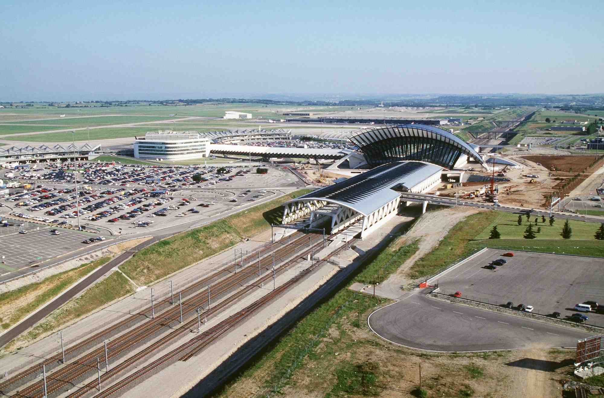 La « LGV 4 Rhône-Alpes » contourne Lyon par l'Est, en s'arrêtant par la gare de Lyon-Saint-Exupéry, accolée à l'aéroport.