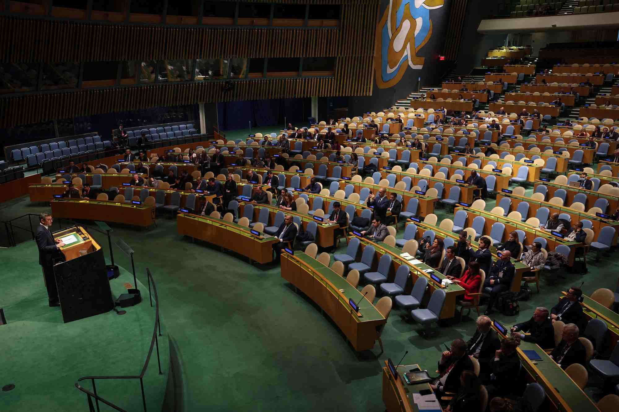 Photo du ministre ukrainien des affaires etrangeres, dmytro kuleba, qui s'adresse a l'assemblee generale des nations unies lors d'une reunion a l'occasion du deuxieme anniversaire de l'invasion russe de l'ukraine