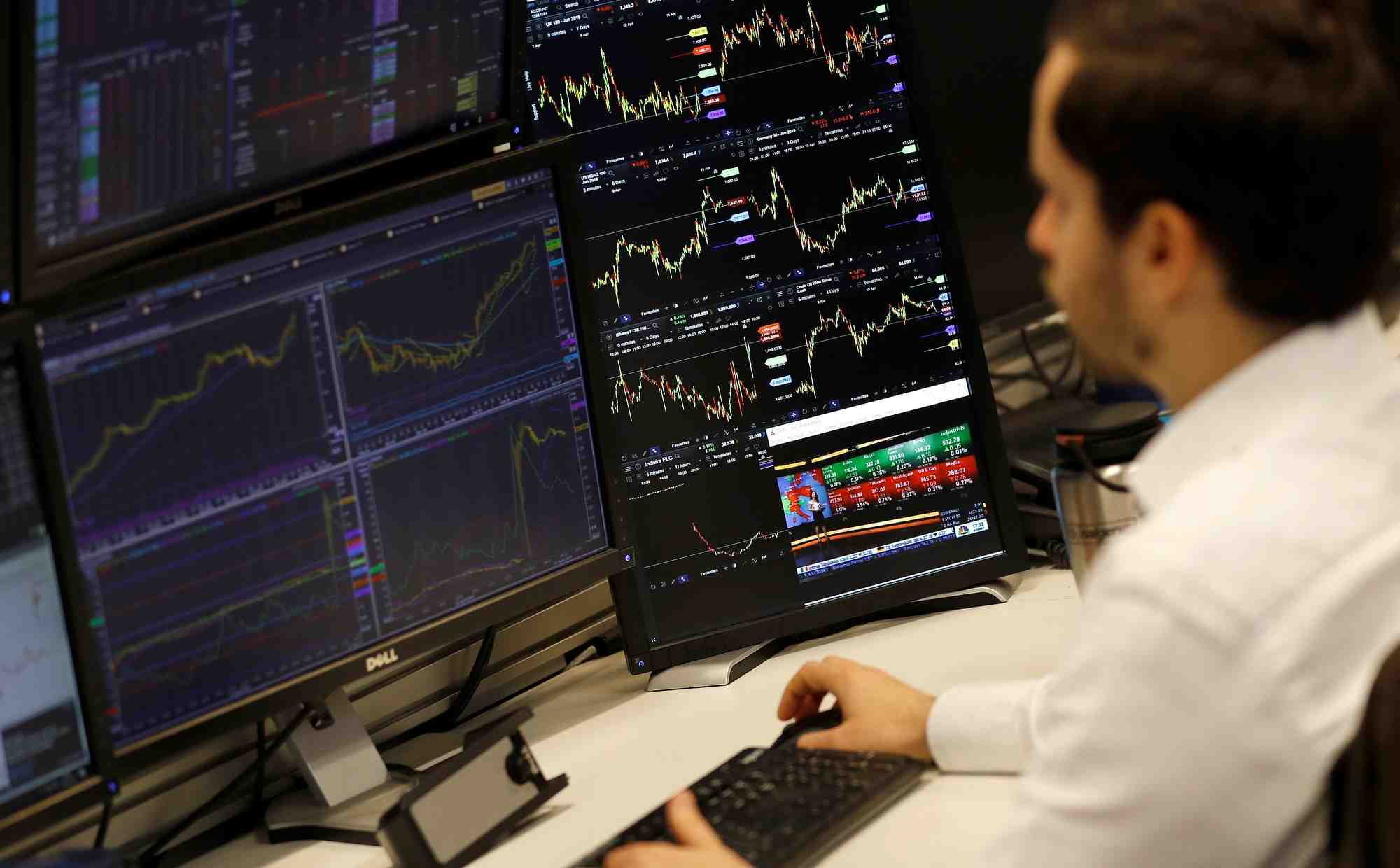 Un trader travaille chez cmc markets, a londres
