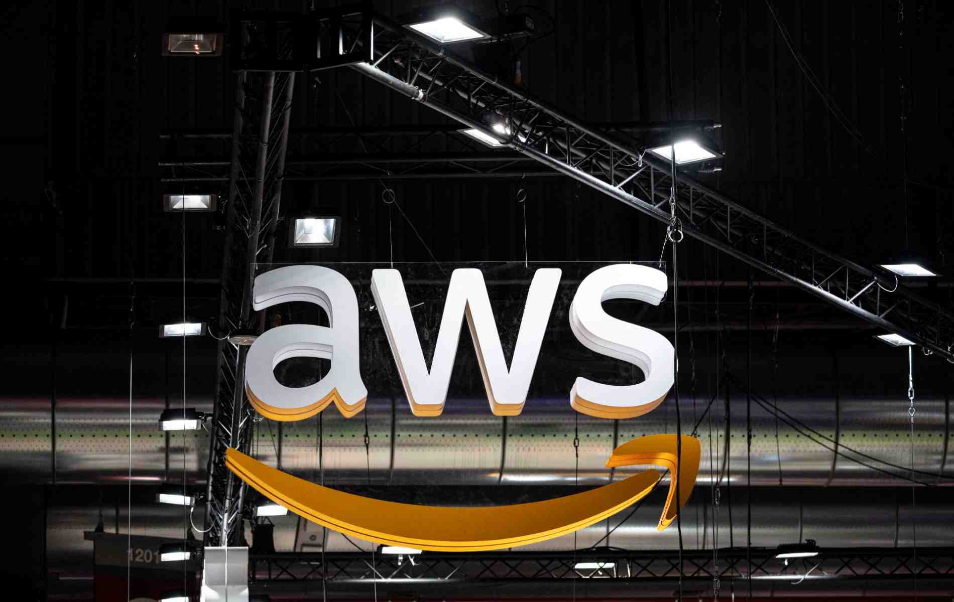 Amazon Web Services (AWS) est la filiale du géant américain du numérique spécialisée dans l'informatique dématérialisée (cloud).
