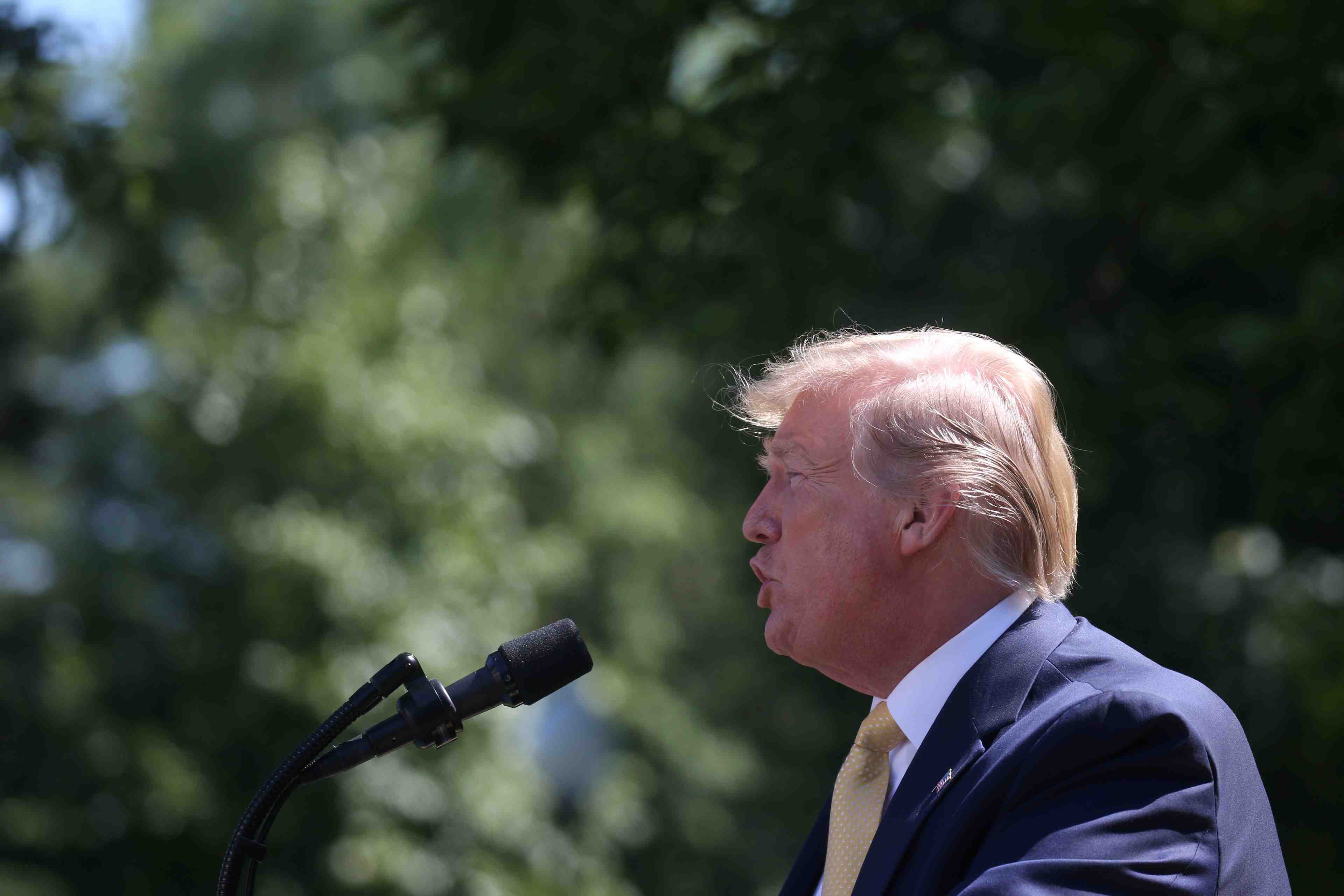 Trump critique les propos de draghi, parle d'une concurrence deloyale