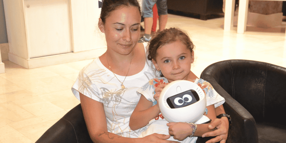 Lara et Kyra Chatard avec Joe, le robot-compagnon de Ludocare, en cure à La Bourboule