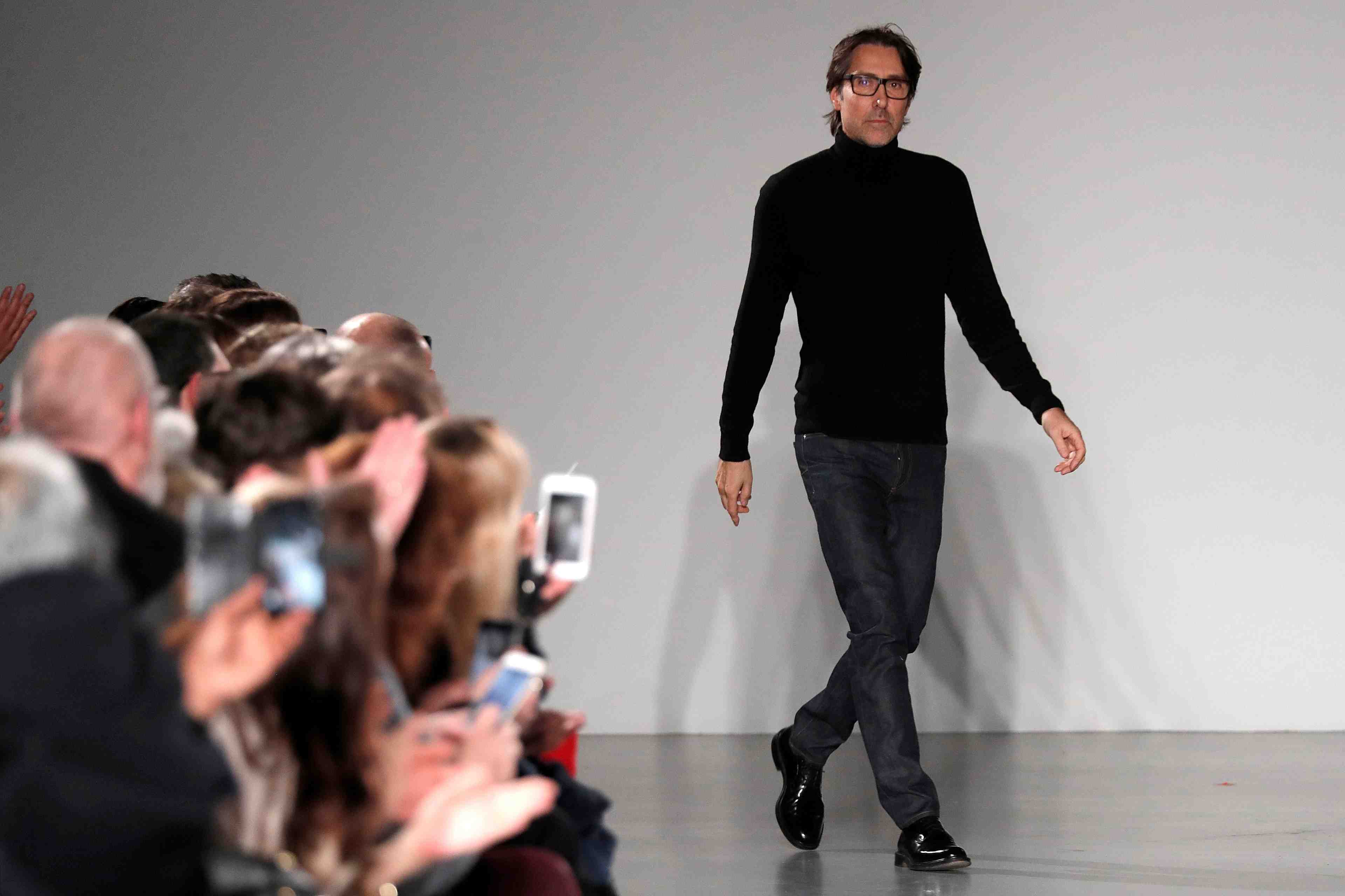 Le couturier josse annule son defile parisien a cause des greves