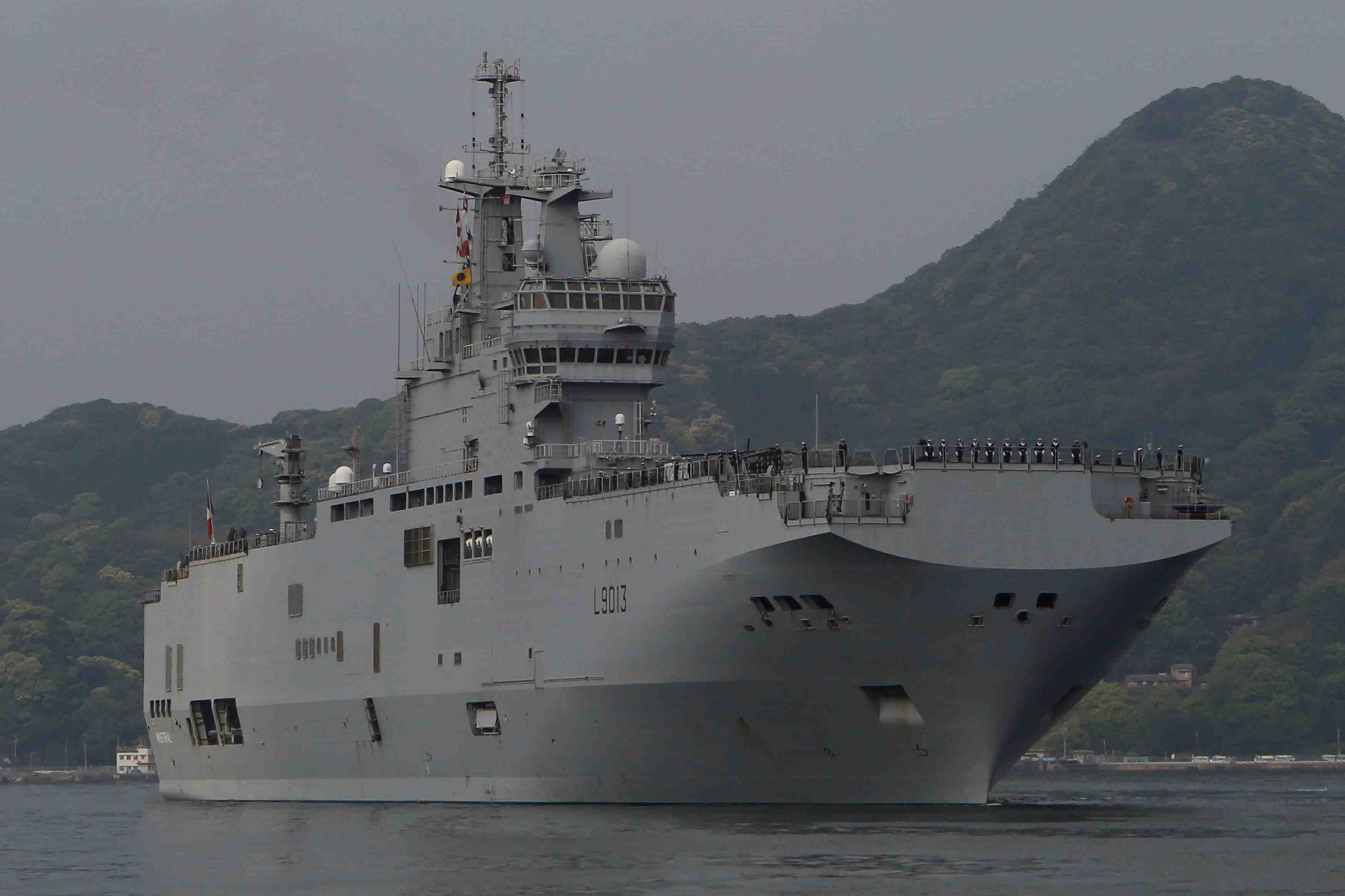 Le porte-helicopteres mistral arrive a la reunion pour ravitailler mayotte