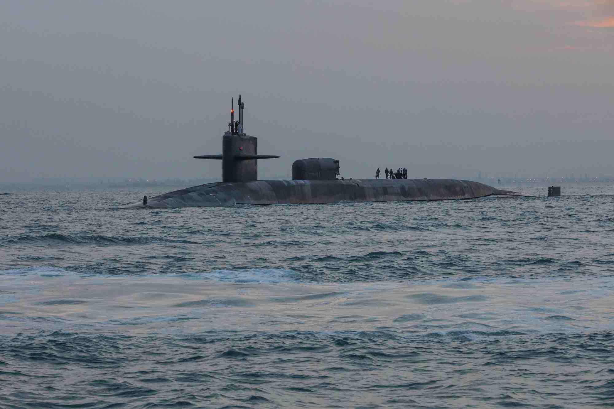Le sous-marin lanceur de missiles guides uss georgia (ssgn 729) traverse le golfe