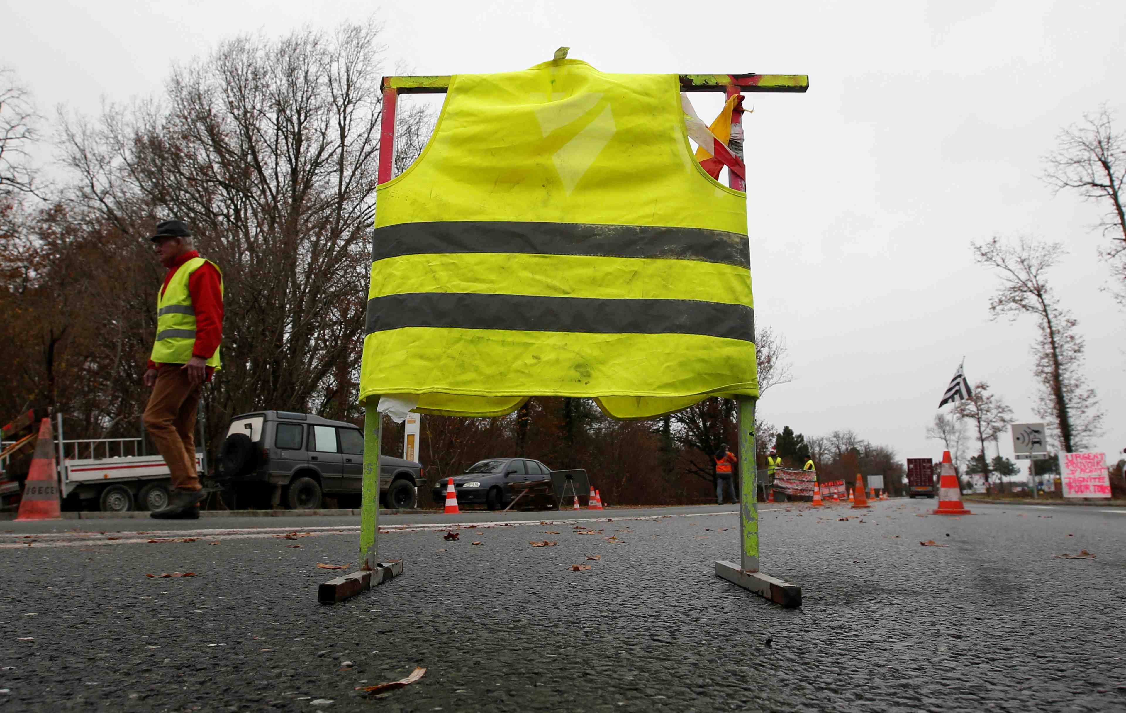 Gilets jaunes: l'executif dialogue et tente de deminer