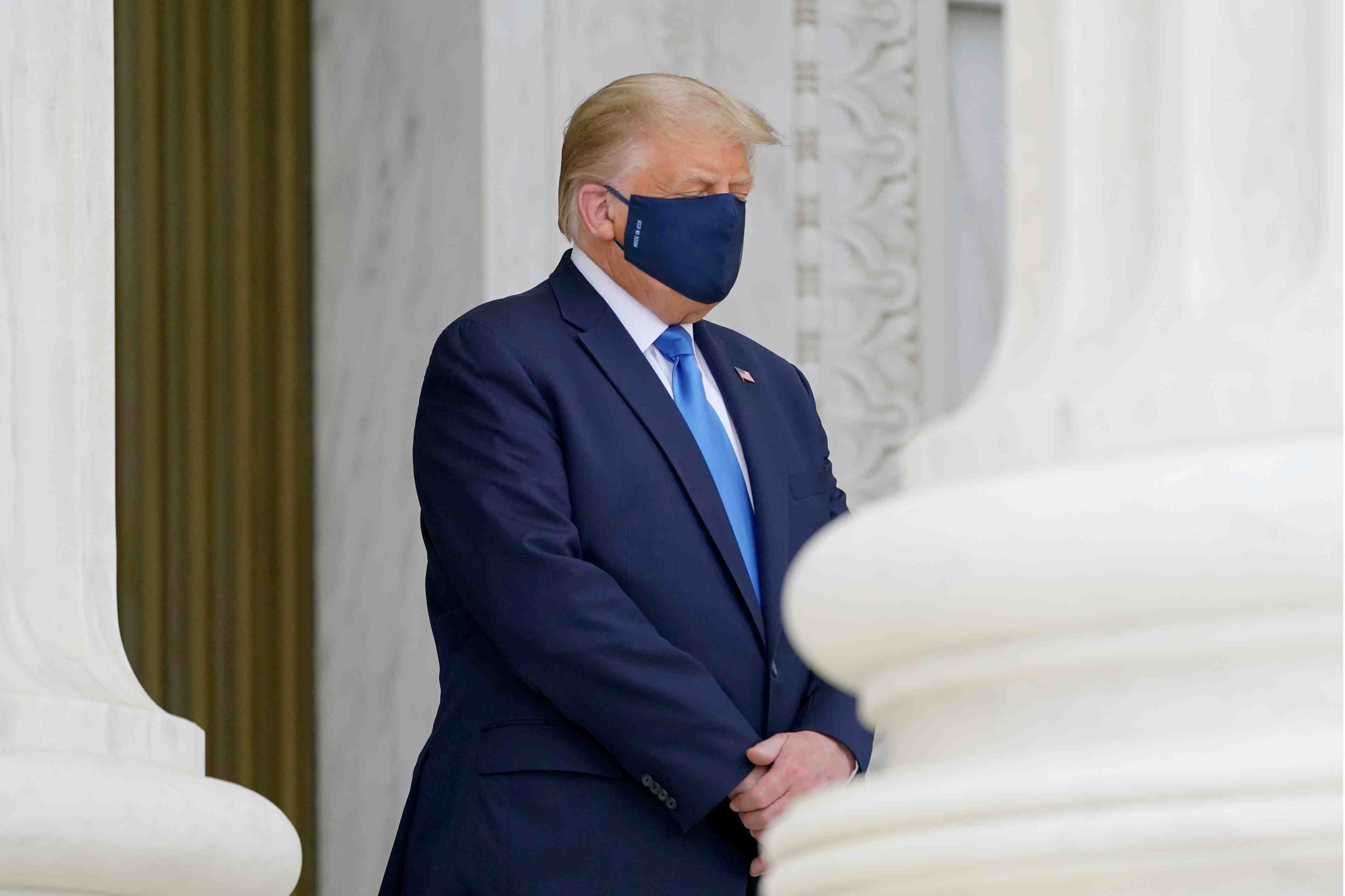 Donald trump hue devant le cercueil de la juge ginsburg