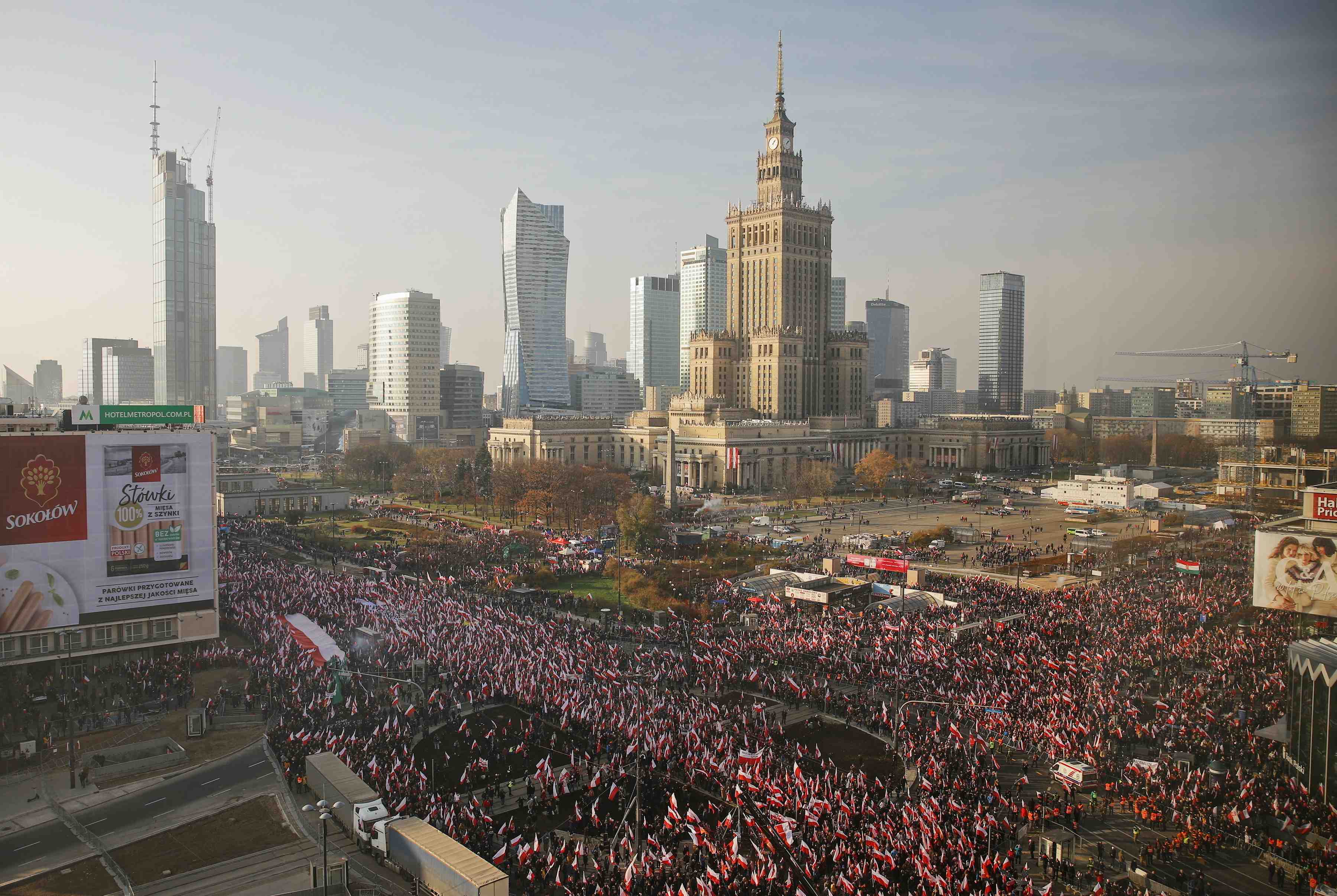 Pologne: des milliers de personnes participent a une marche nationaliste