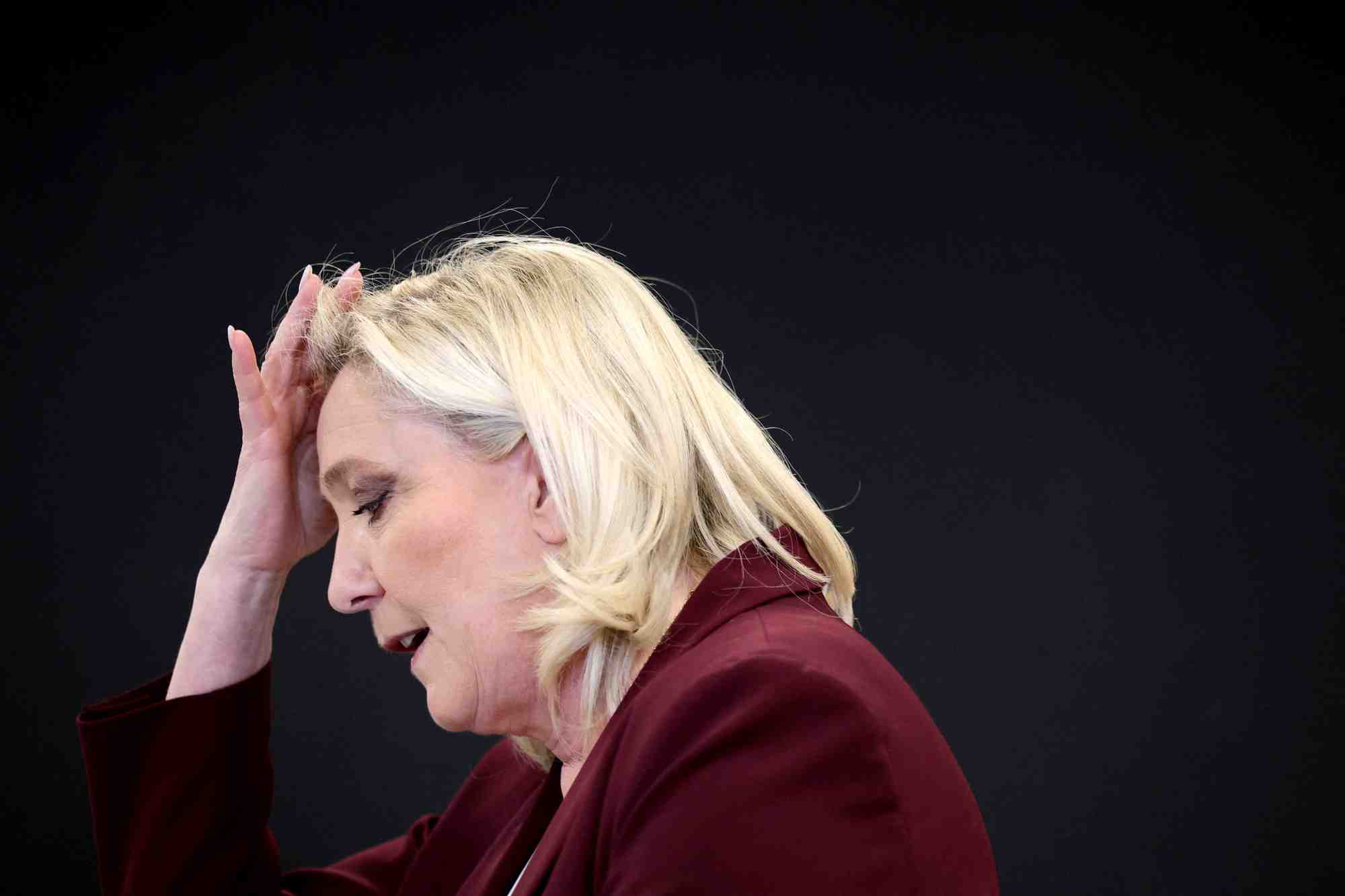 Marine le pen denonce l'autoritarisme d'emmanuel macron
