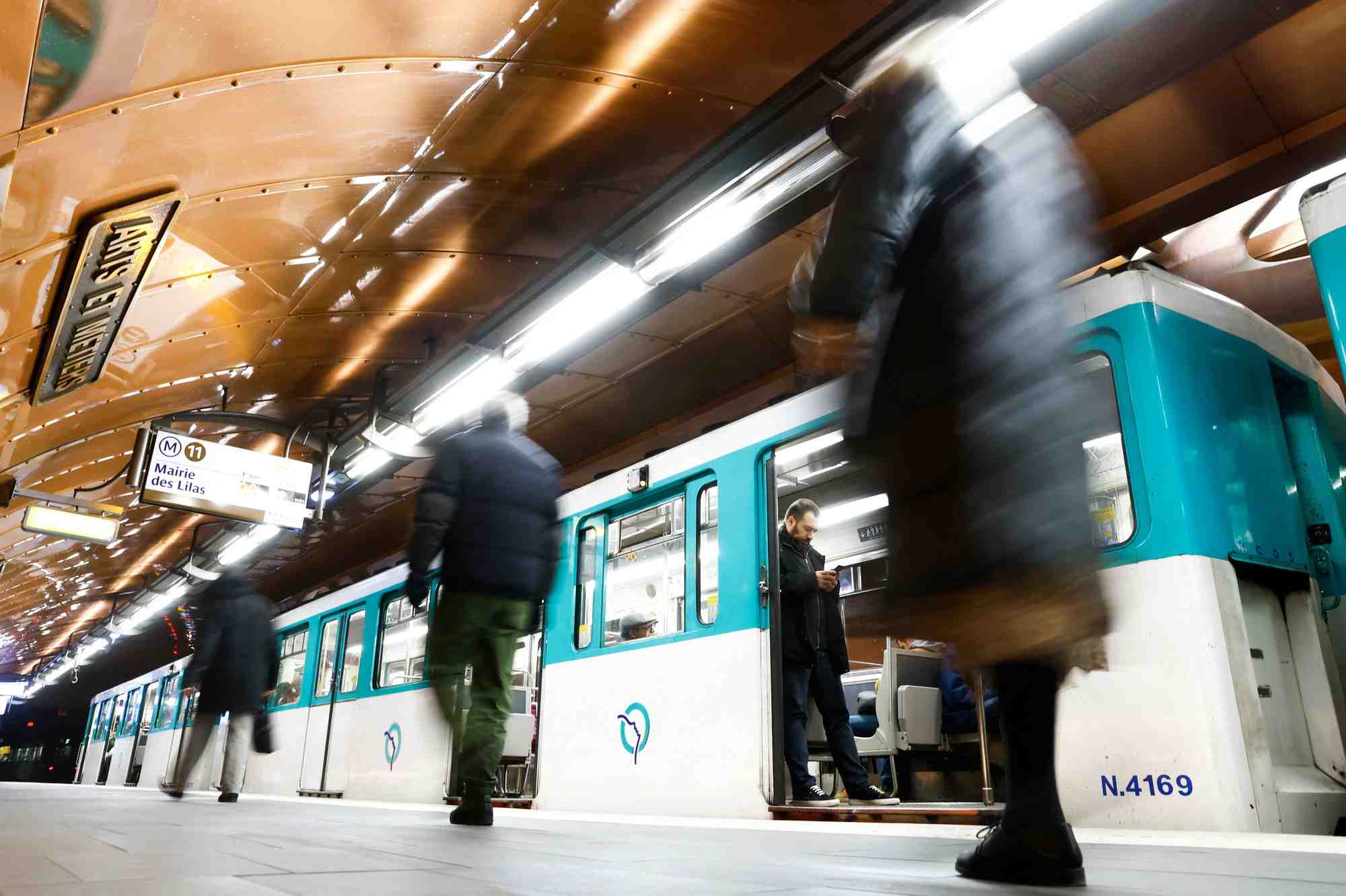 Le metro de paris a la veille d'une greve contre la reforme des retraites