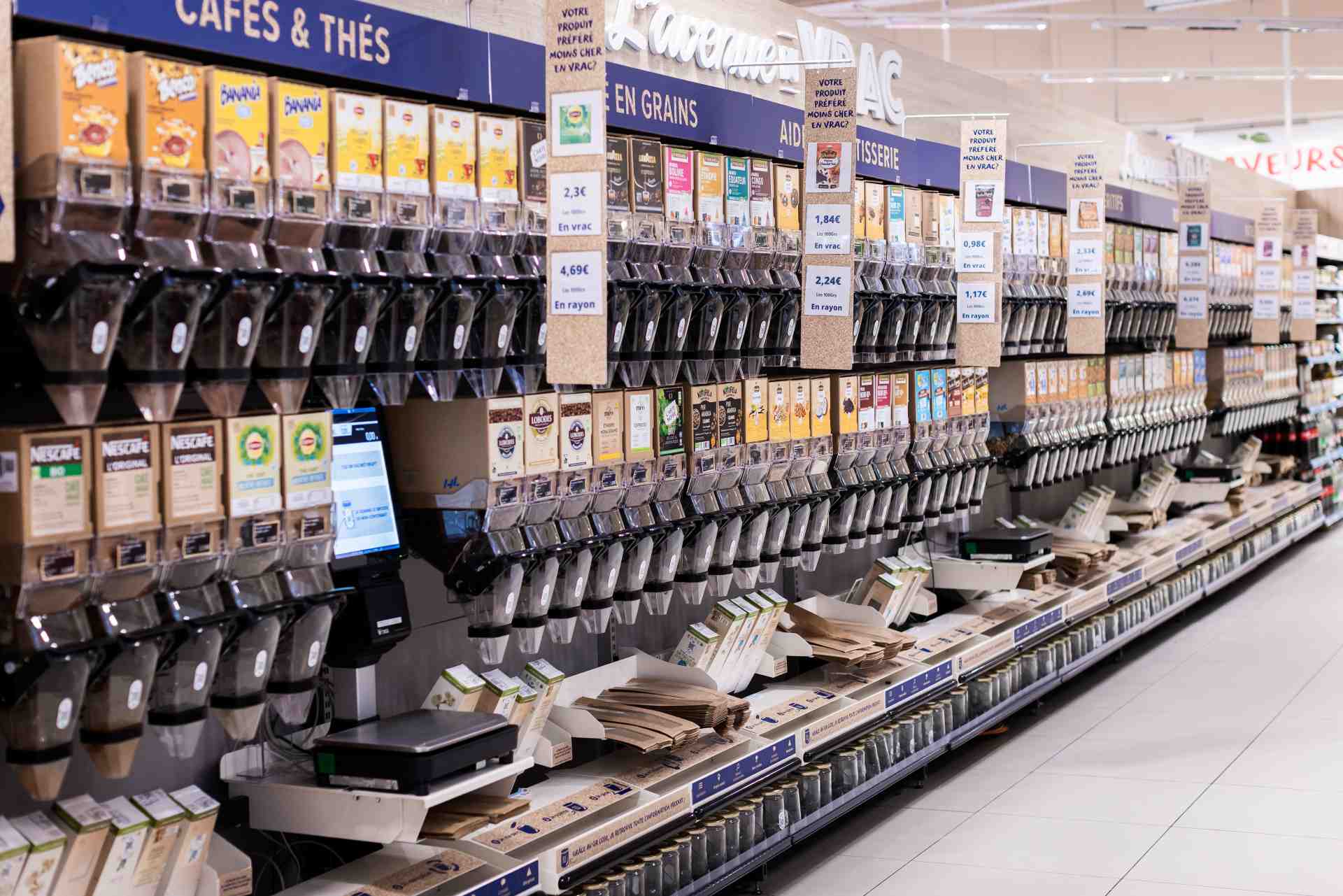 Le rayon vrac d'un magasin Carrefour équipé de la solution de la startup basque Mayam.