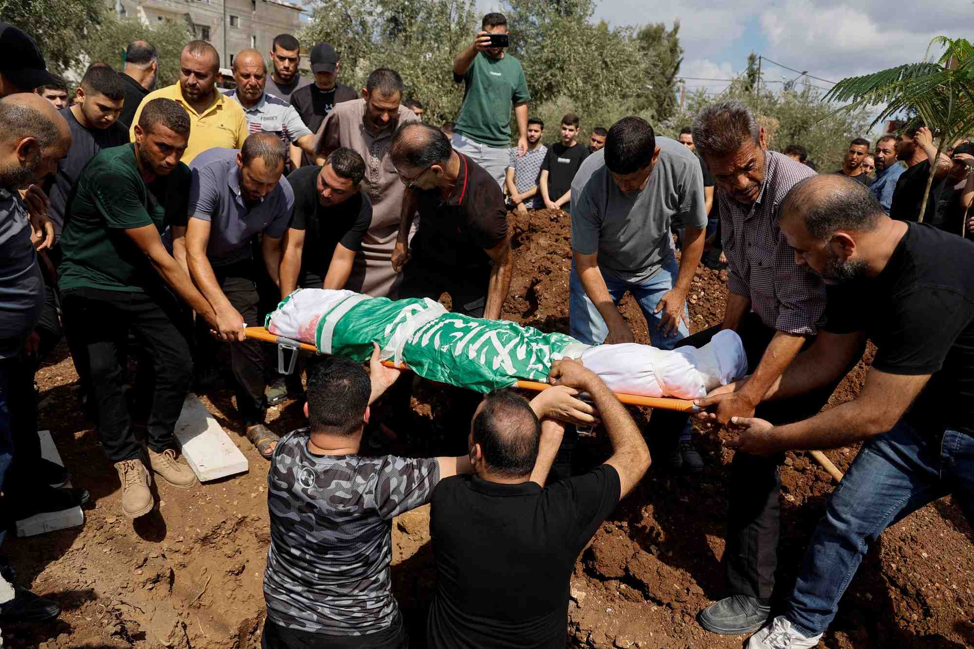Des personnes en deuil assistent aux funerailles de loujain musleh, une palestinienne tuee lors d'une operation militaire a kafr dan, pres de jenine.