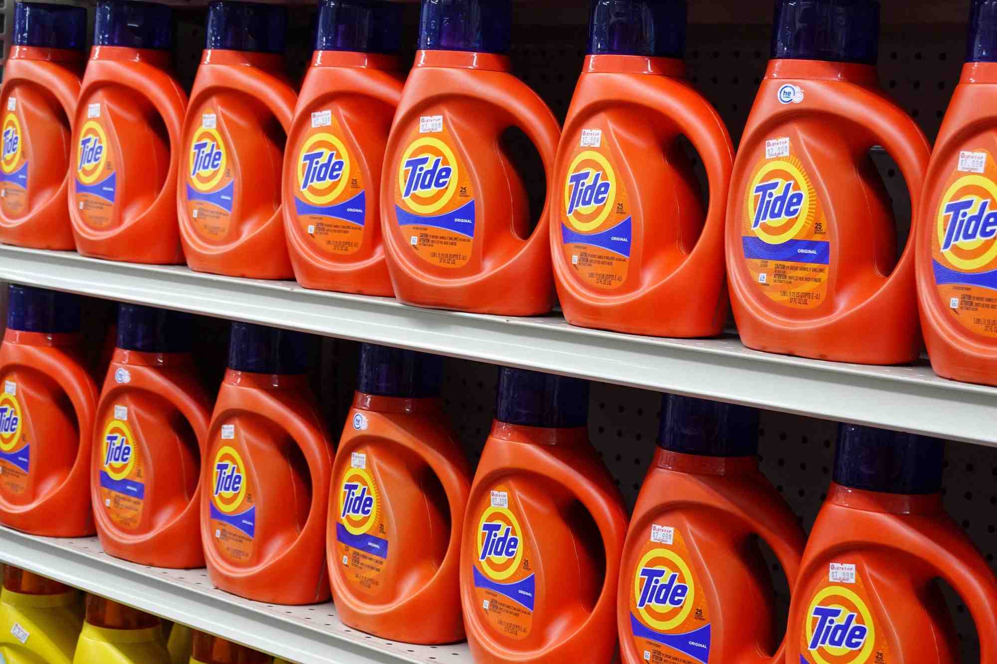 Le detergent tide, une marque detenue par procter & gamble, est vu en vente dans un magasin a manhattan
