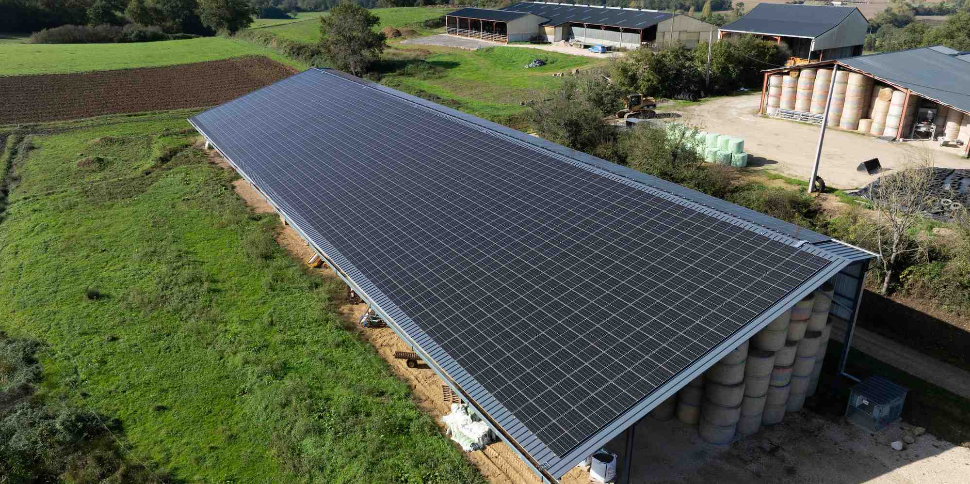 Arkolia annonce une capacité installée totale de 562 MW d'énergies renouvelables en exploitation en 2023, notamment sur des hangars agricoles (photo).