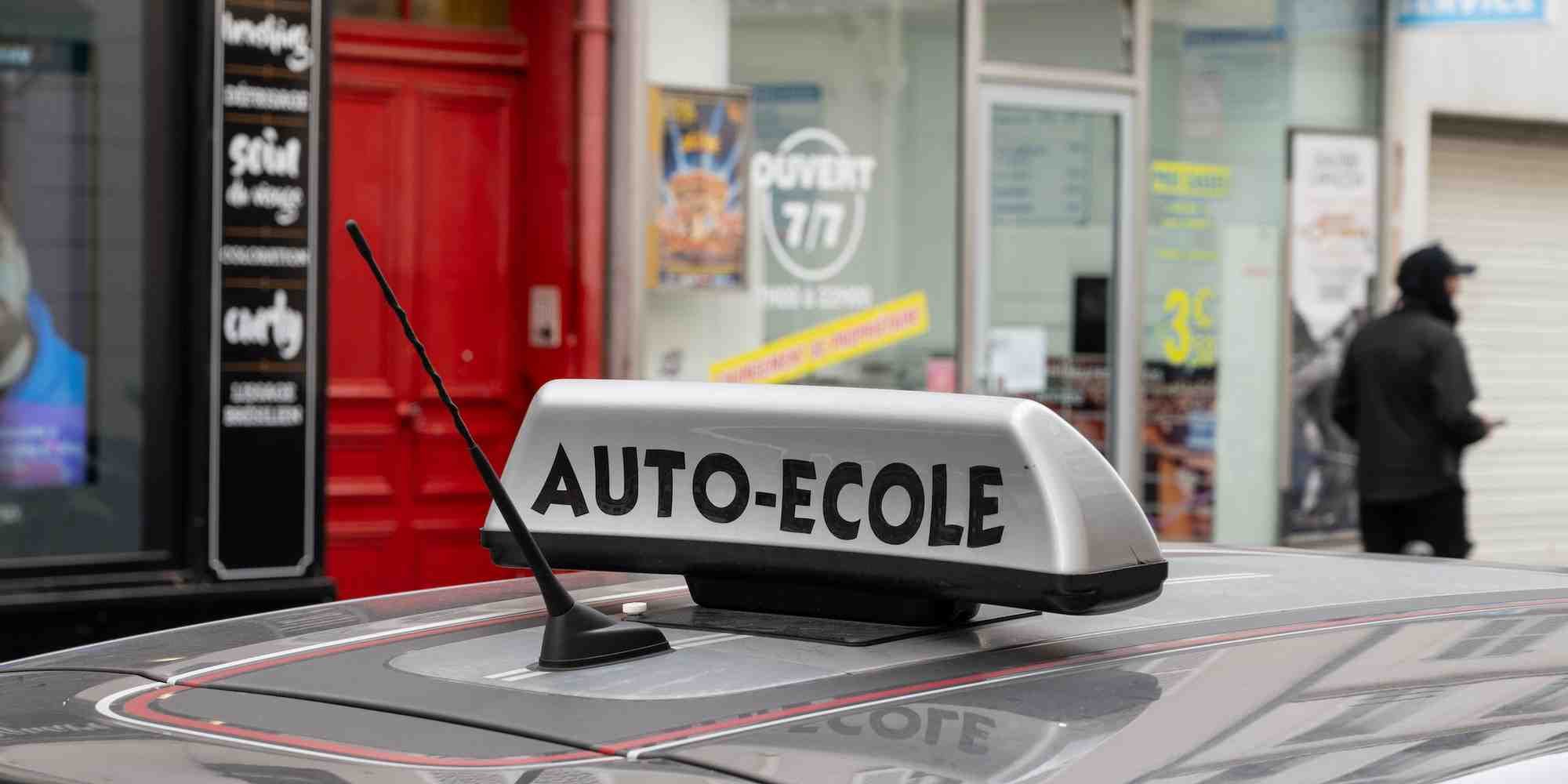 Le coût moyen du permis de conduire a été évalué à 1.669 euros, en 2024, par une étude de l’Agence nationale des titres sécurisés (ANTS).