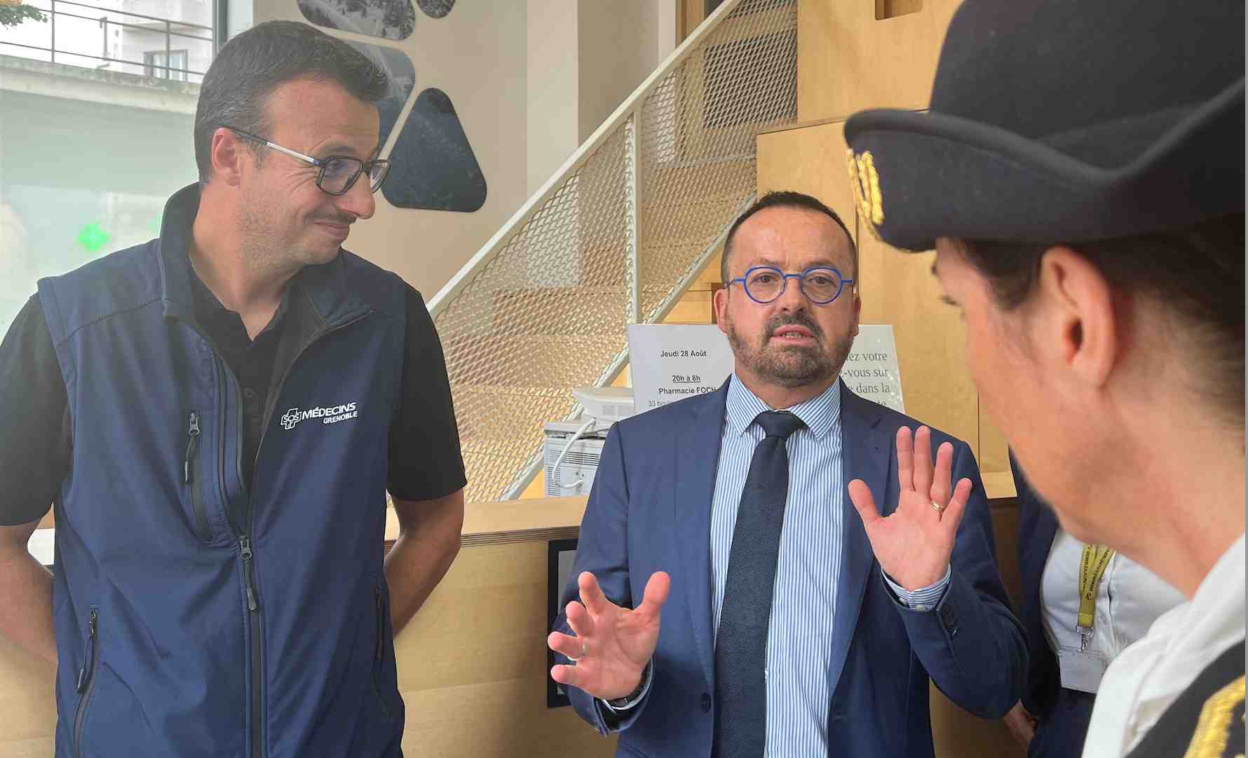 En visite au coeur de la nouvelle antenne de SOS Médecins à Grenoble, le ministre de la Santé a annoncé la signature des décrets permettant l'installation de 3.700 médecins juniors par année pour lutter contre les déserts médicaux.