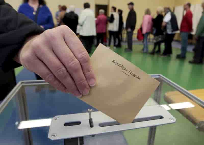 Le maire communiste sortant de gardanne, roger mei, en tete de l'election municipale  