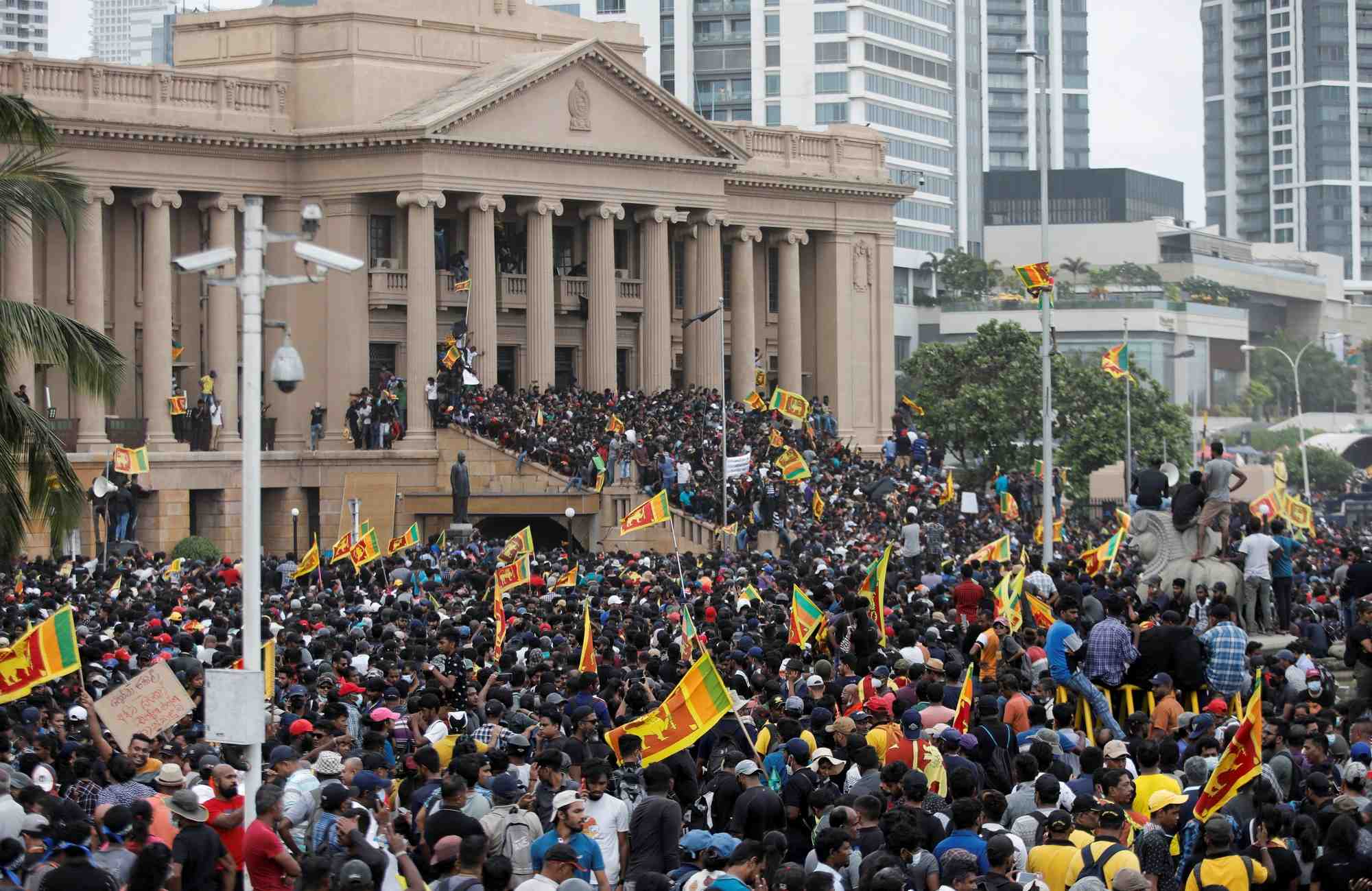 Le premier ministre du sri lanka offre sa demission, le palais presidentiel pris d'assaut