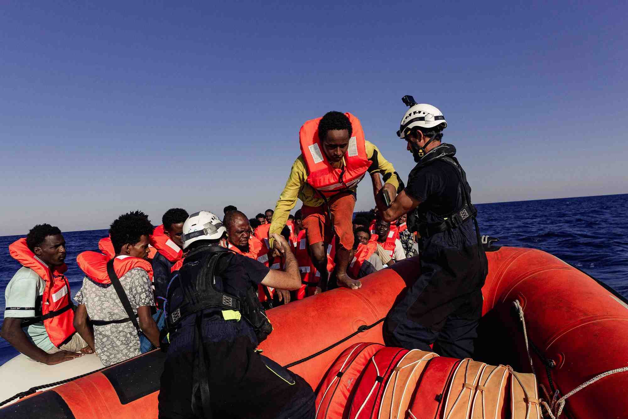 Pres de 700 migrants secourus en mer au large de l'italie, 5 morts