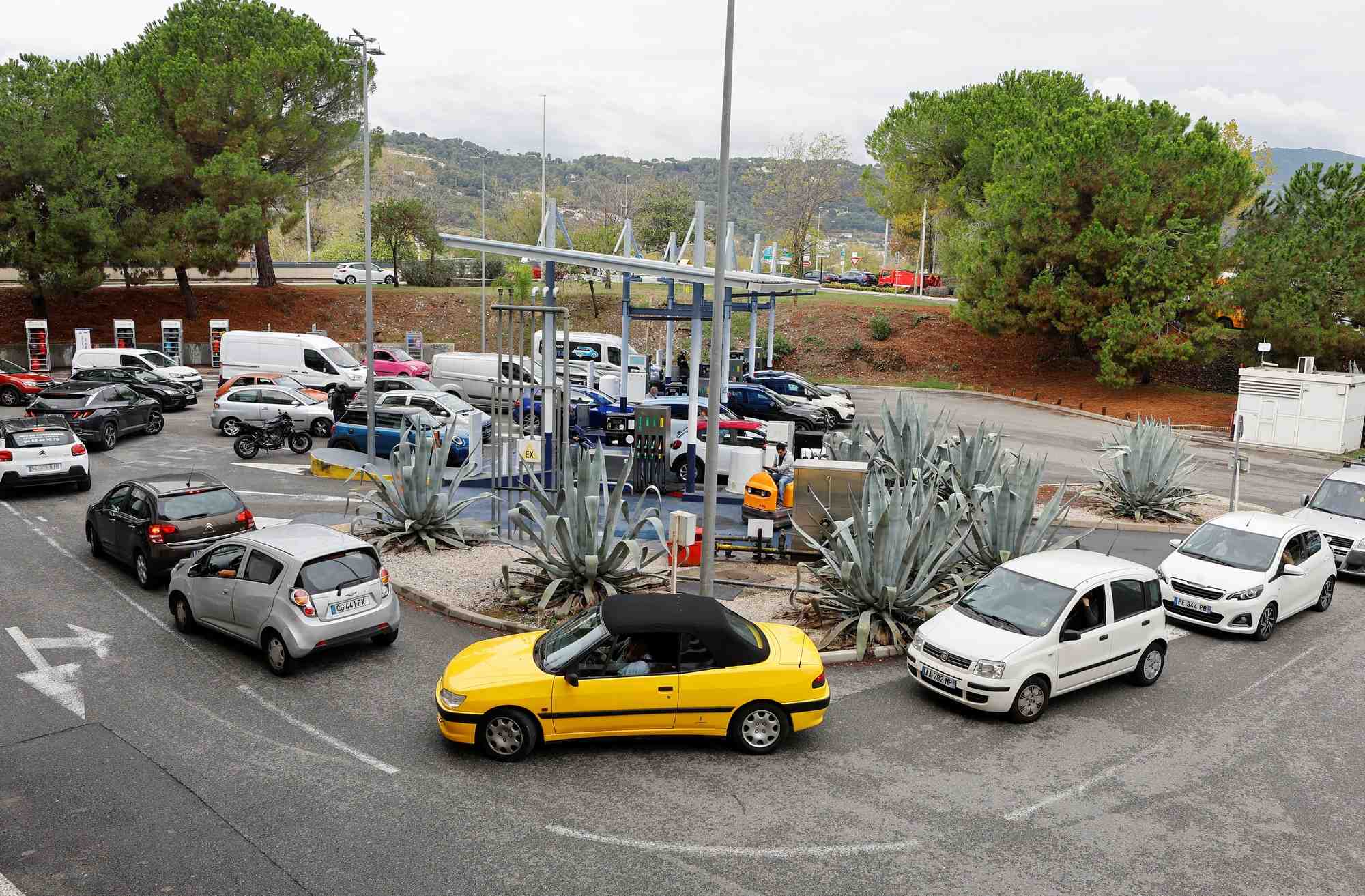 Photo d'archives de voitures dans une file d'attente dans une station-service a nice