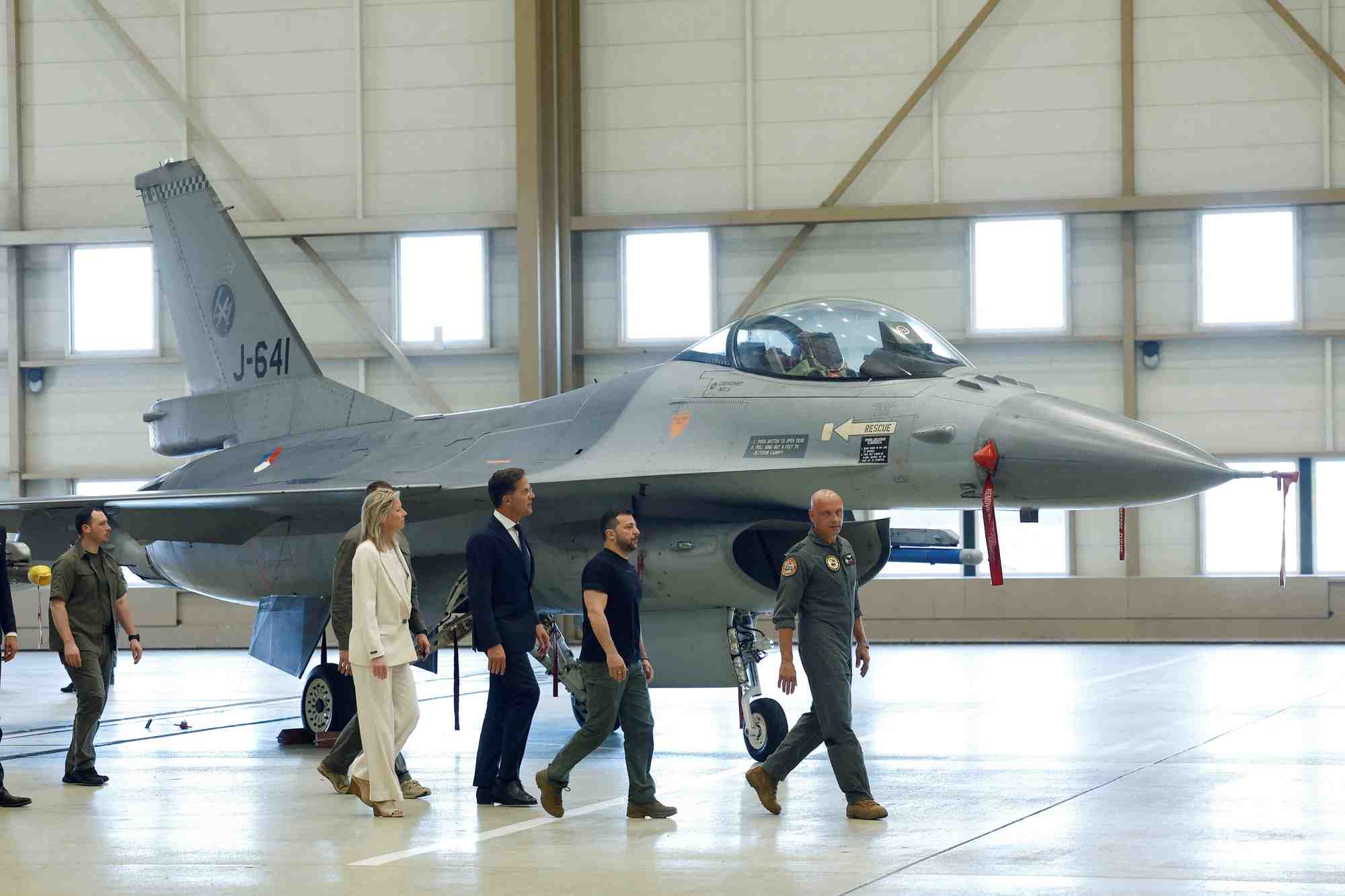 Photo d'archives du president ukrainien volodymyr zelensky et le premier ministre neerlandais mark rutte qui passent devant un avion de chasse f-16