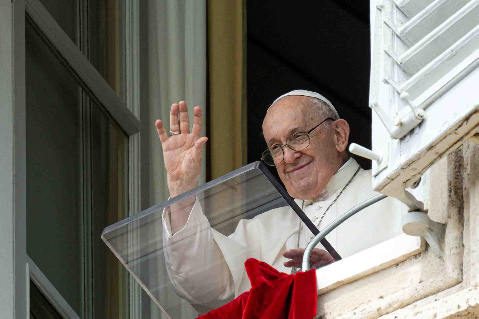 Le pape francois depuis sa fenetre au vatican