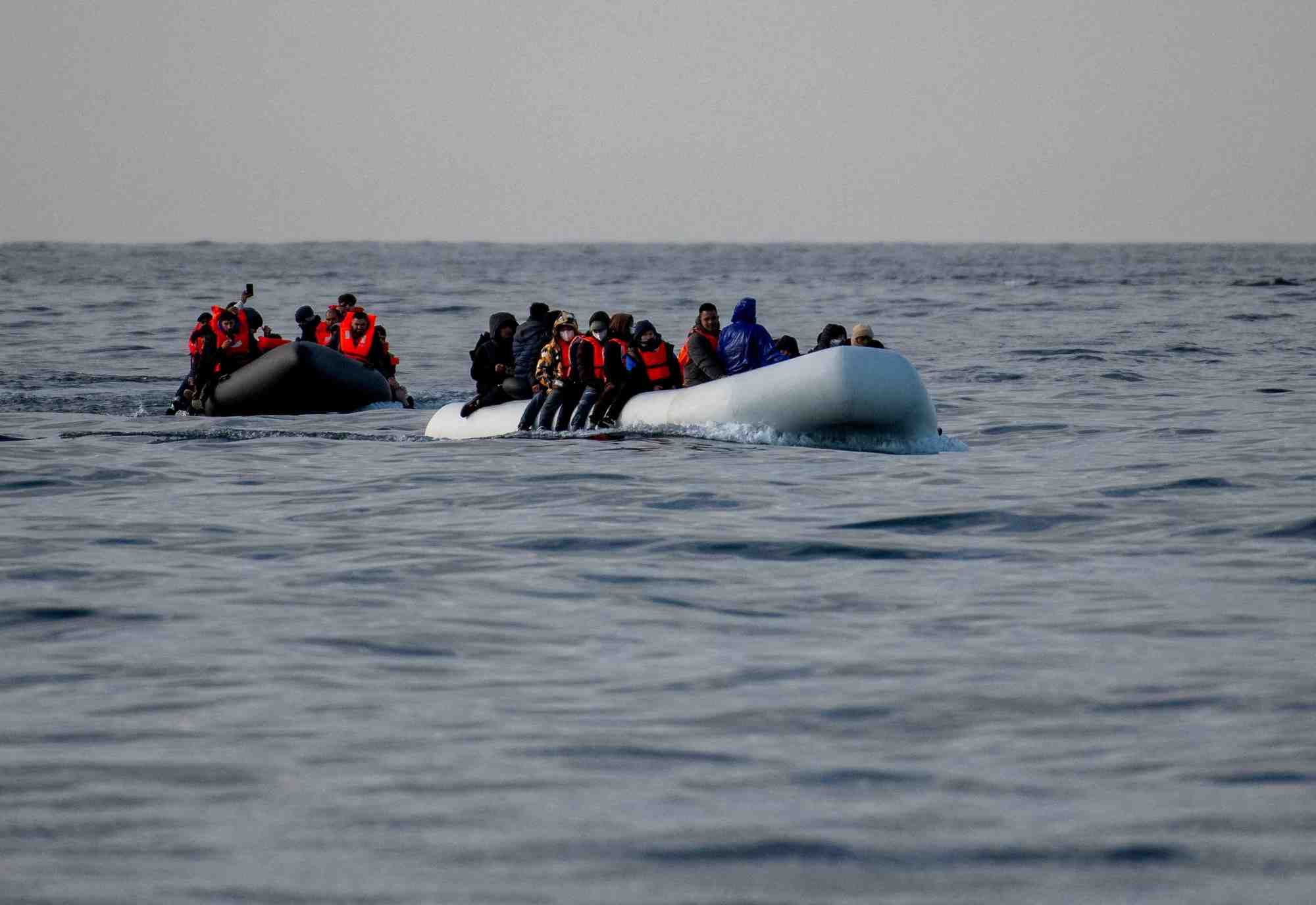 Photo d'archives: des migrants traversent la manche a bord de petites embarcations