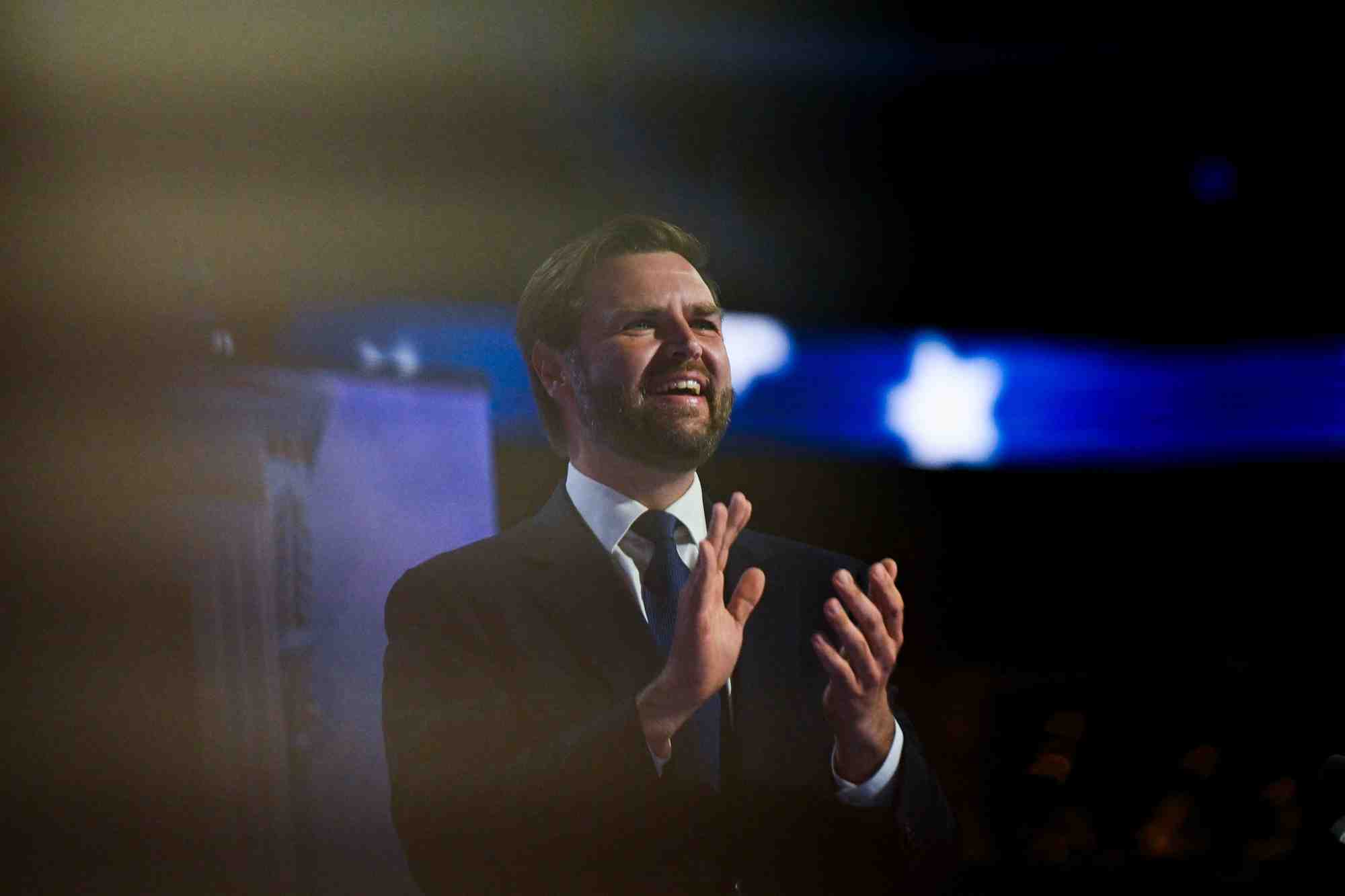 Le senateur j.d. vance, colistier republicain choisi par donald trump