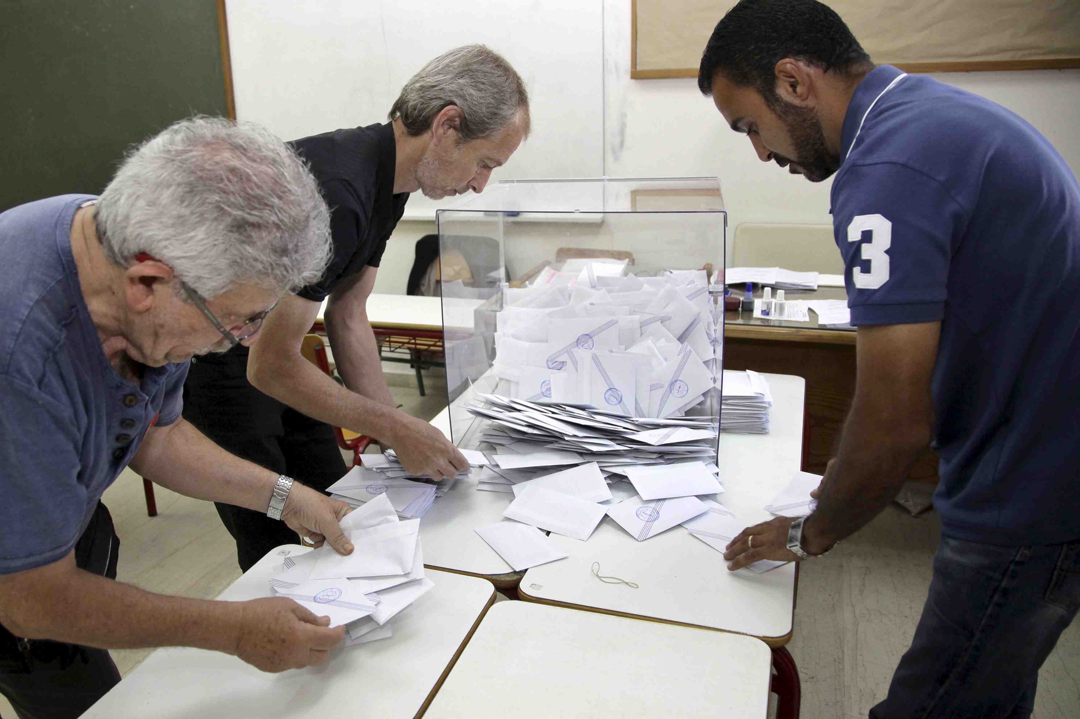 Le "non" nettement en tete du referendum en grece