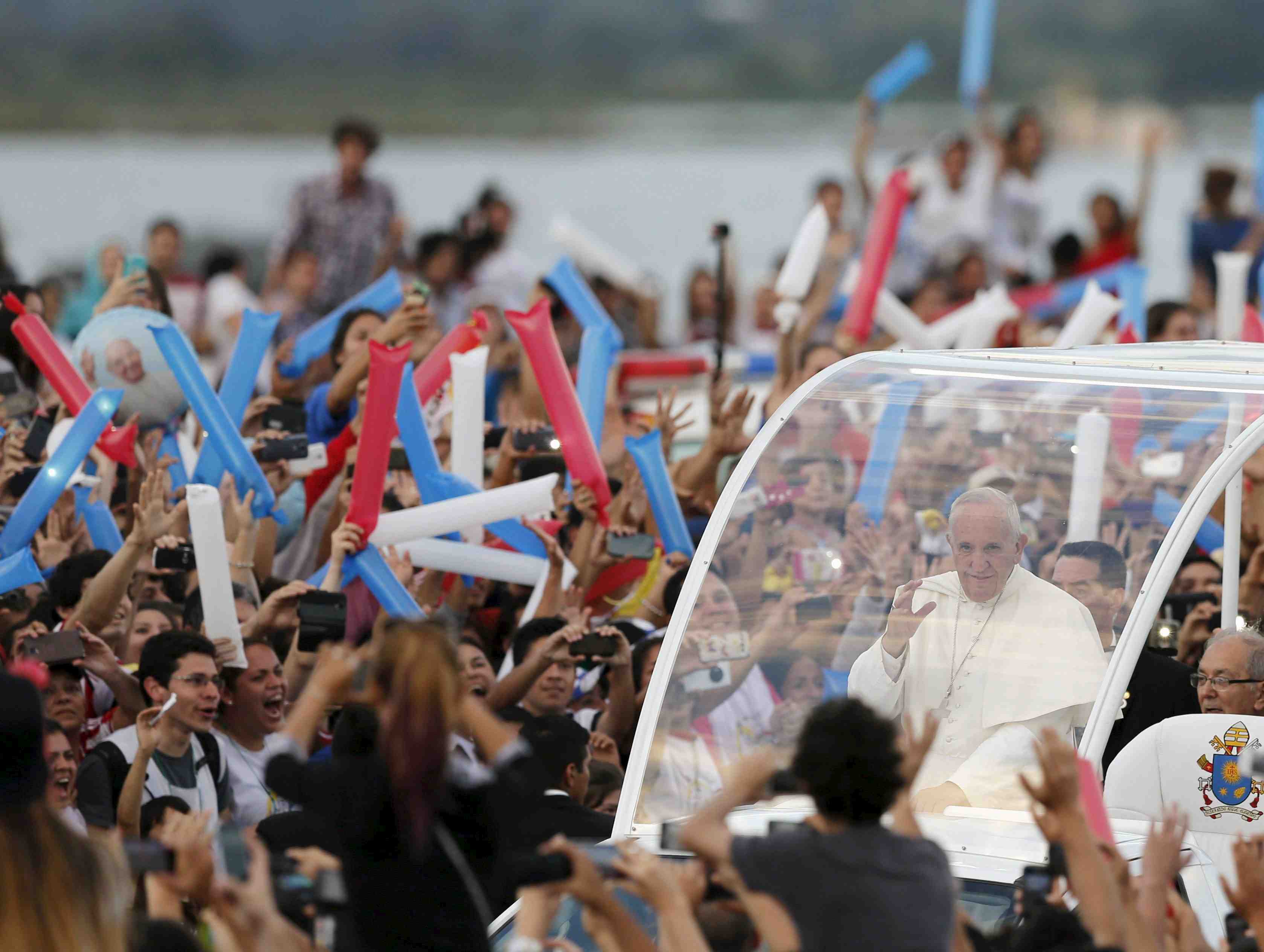 Le pape appelle les jeunes a "mettre le bazar" 