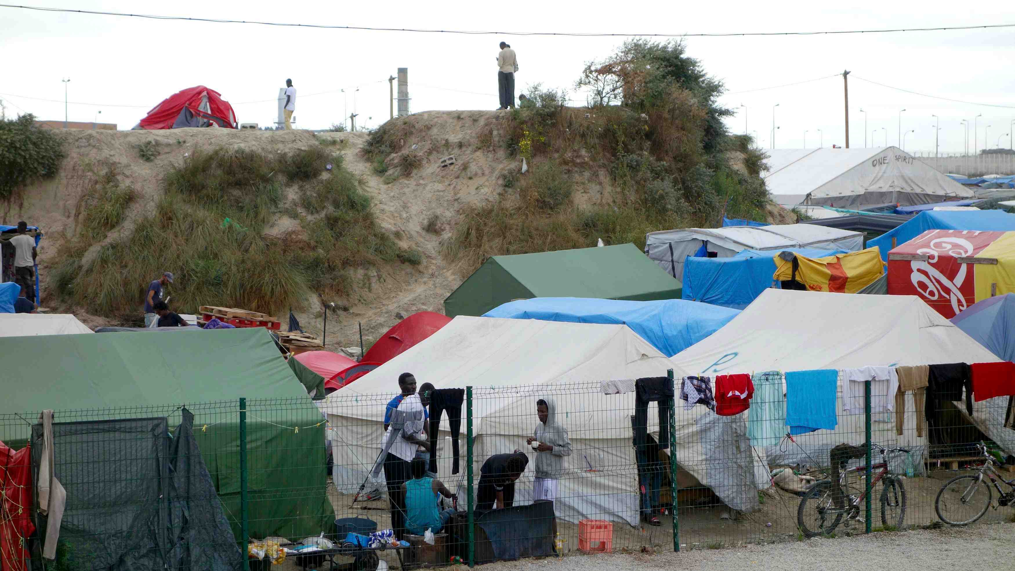 Desengorger calais par des mini-centres d'accueil en region