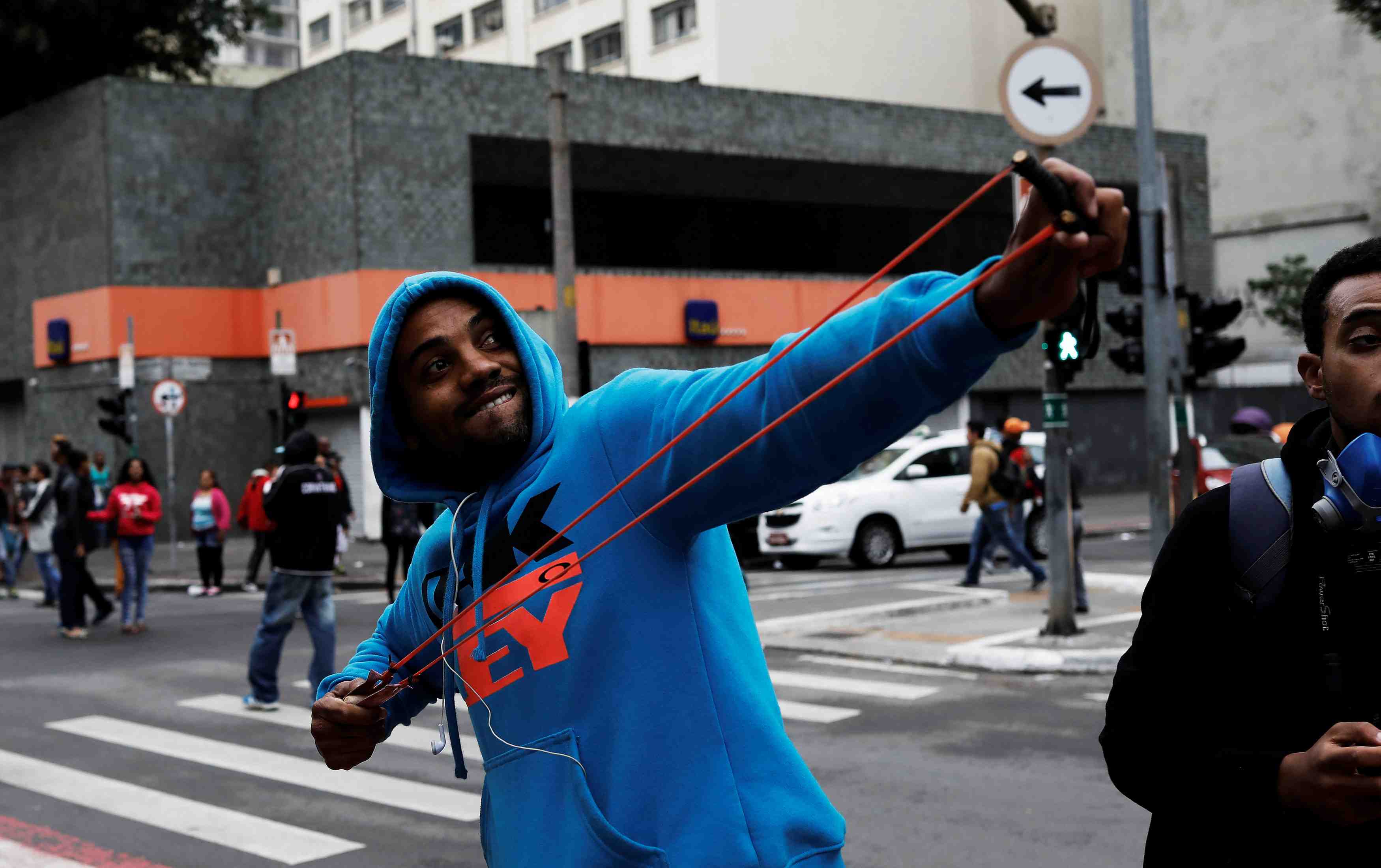 Une greve generale paralyse plusieurs grandes villes au bresil