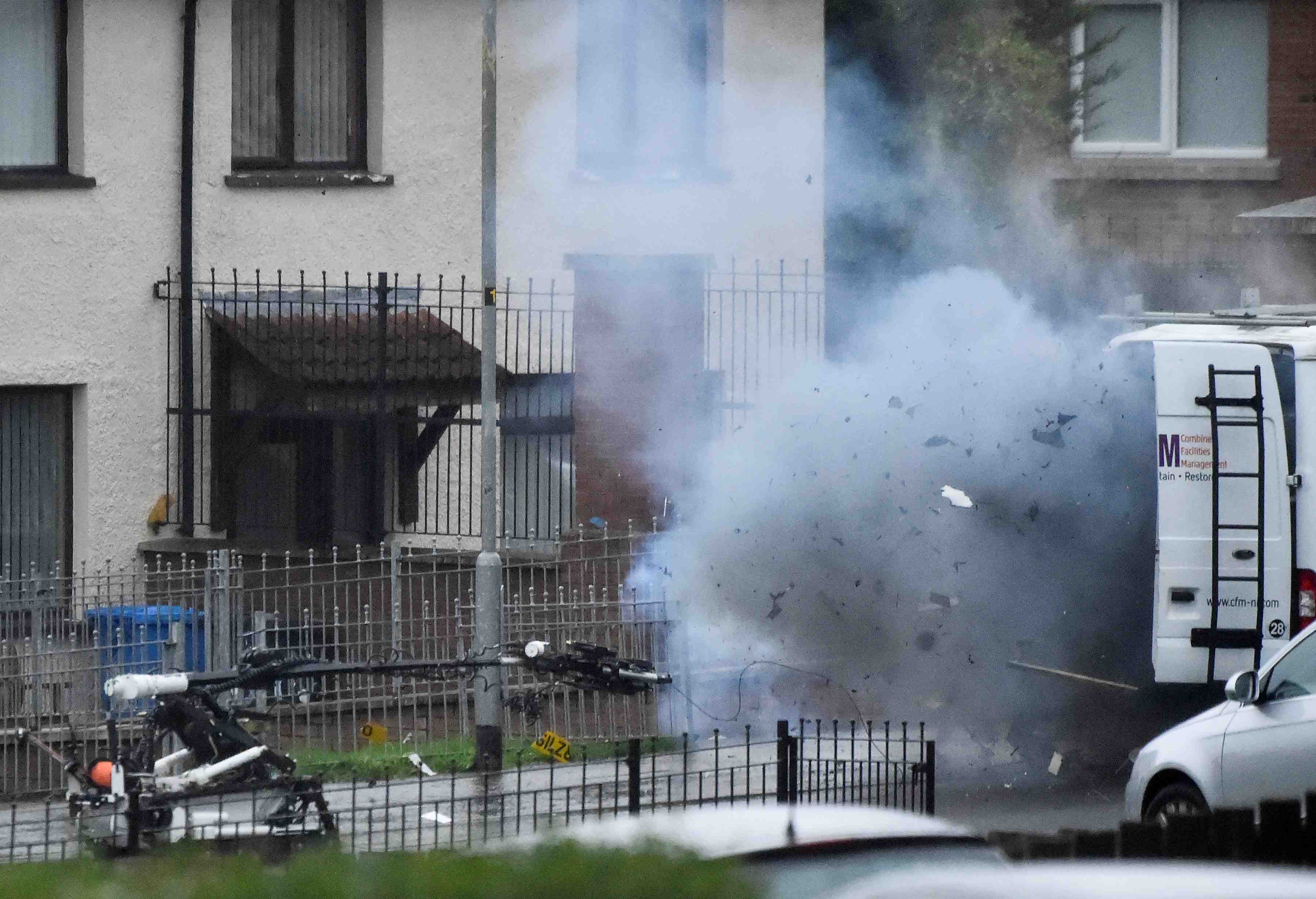 Explosion a londonderry quand l'armee intervenait dans un vehicule suspect