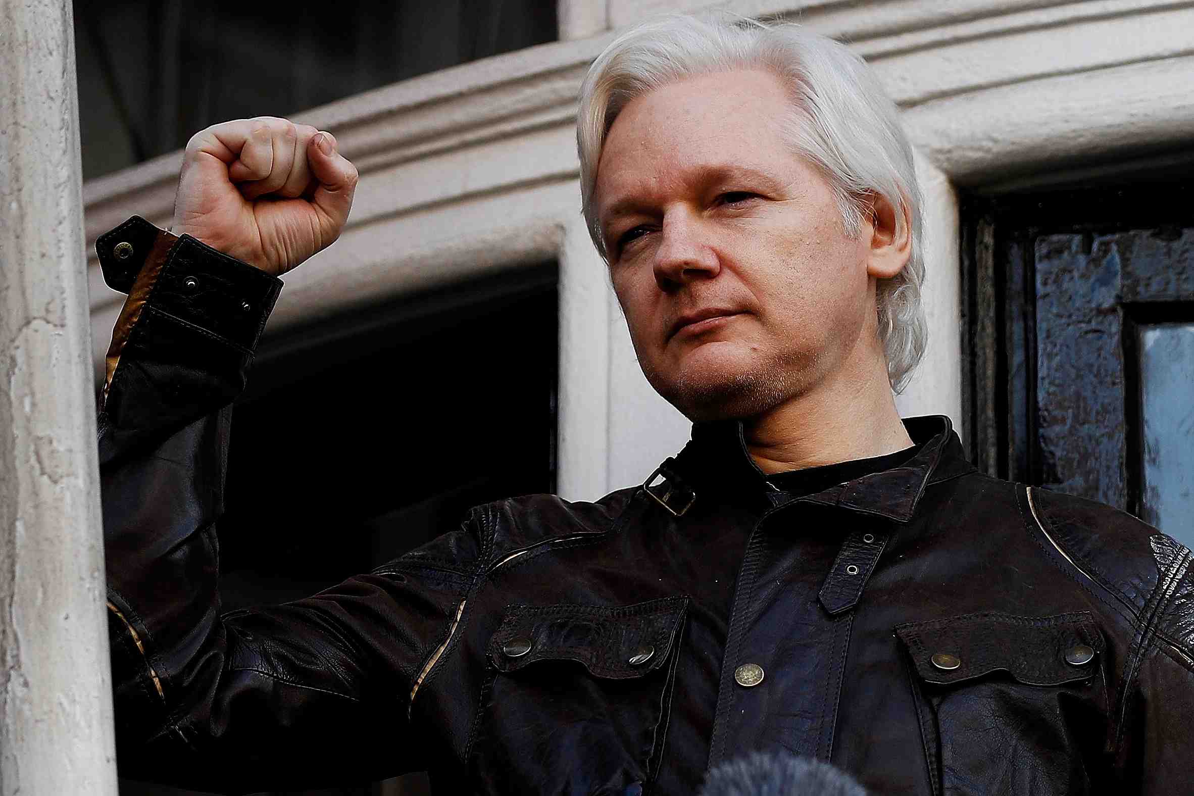 Julian assange arrete par la police britannique a londres