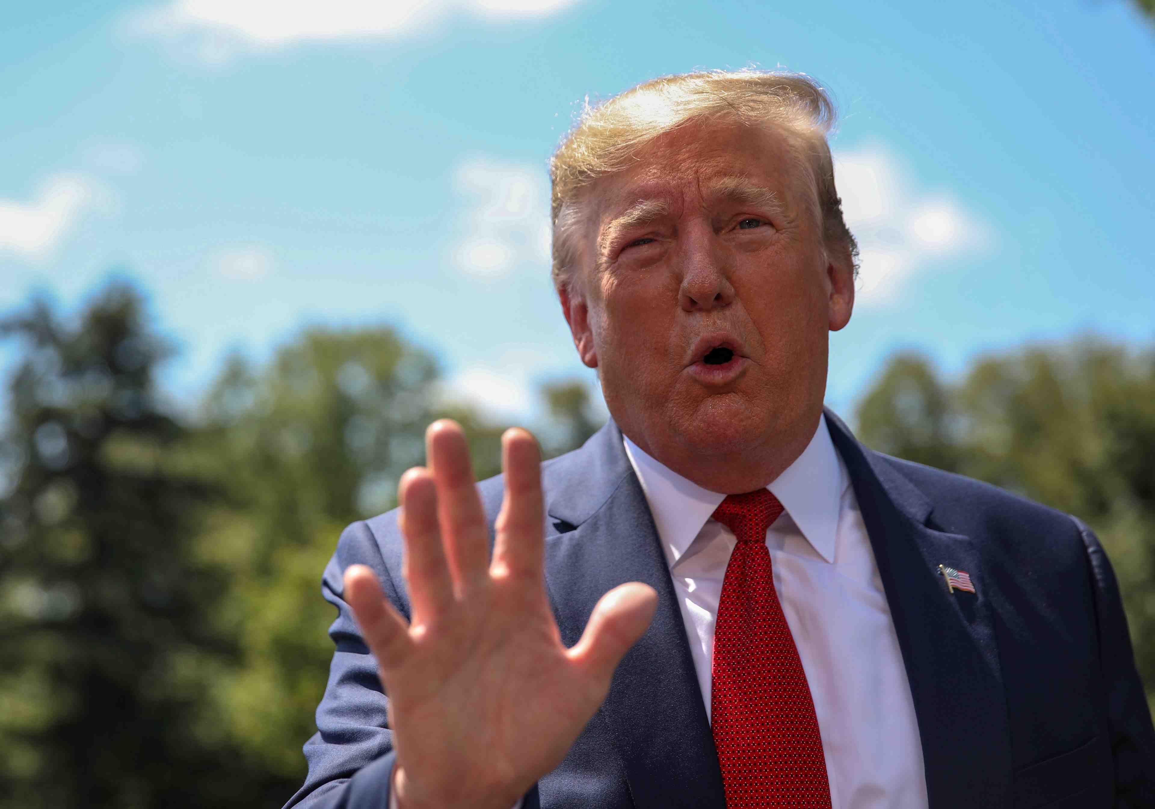 Trump dement envisager de moins taxer salaires et plus-values