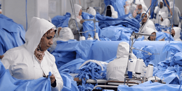 Une unité de confection de combinaisons médicales dans la nouvelle ville Sadat en Egypte, le 15 mars 2020.