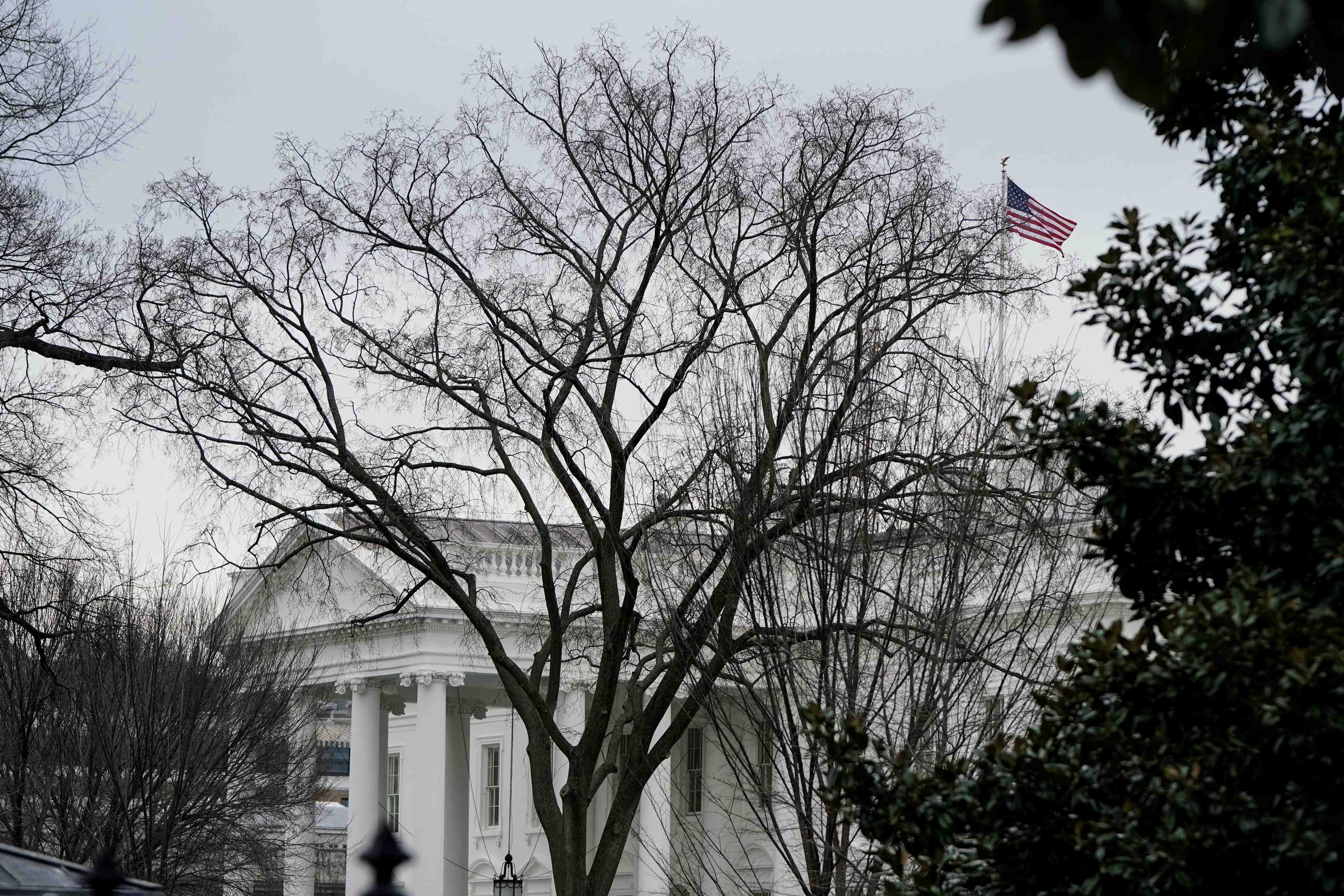 Prive de twitter, donald trump, isole, face a la menace de destitution